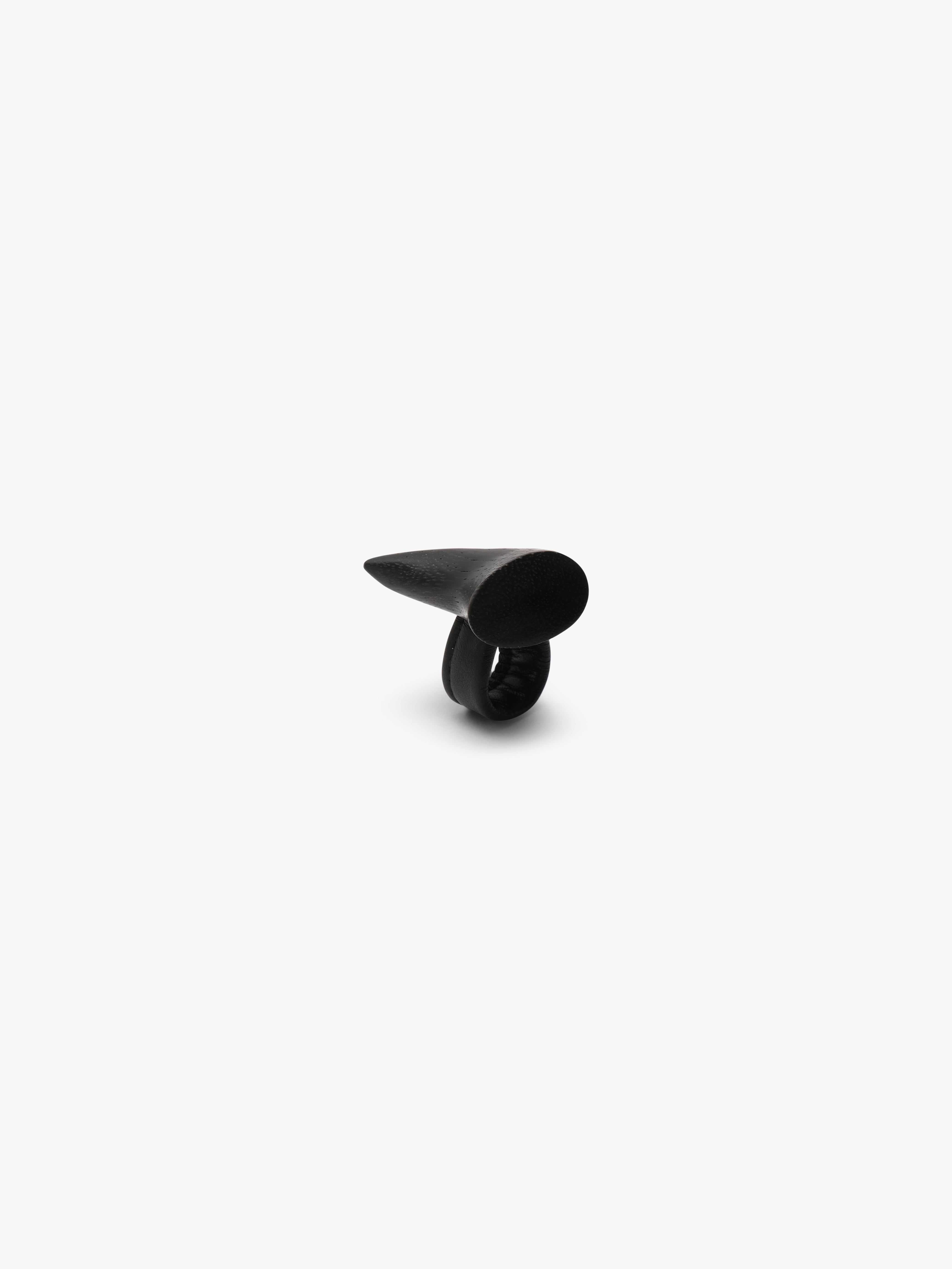 Aru ring: black acacia, leather