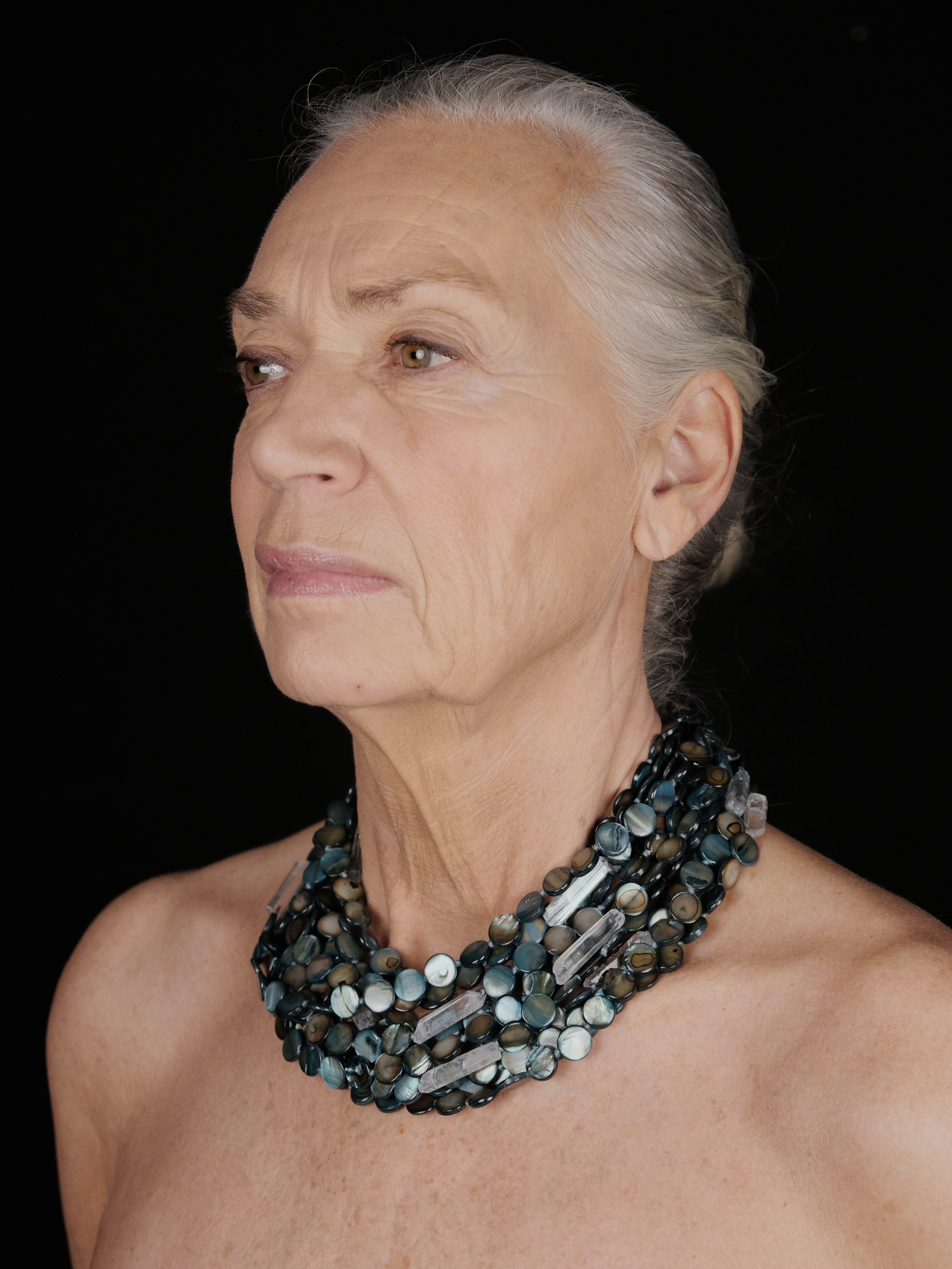 Necklace: shell, mountain crystal, quartz