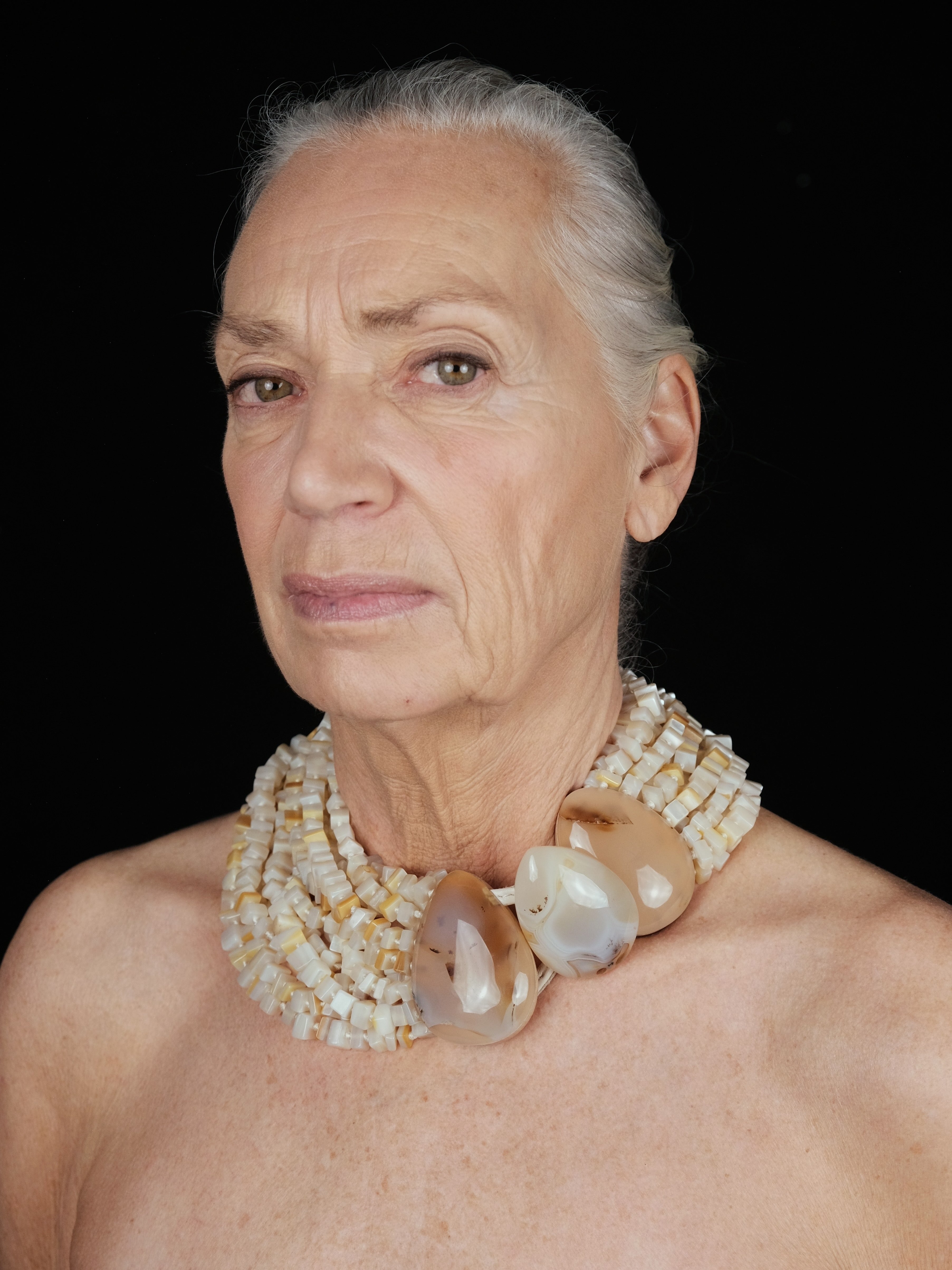 Necklace: mother of pearl, agate, beech