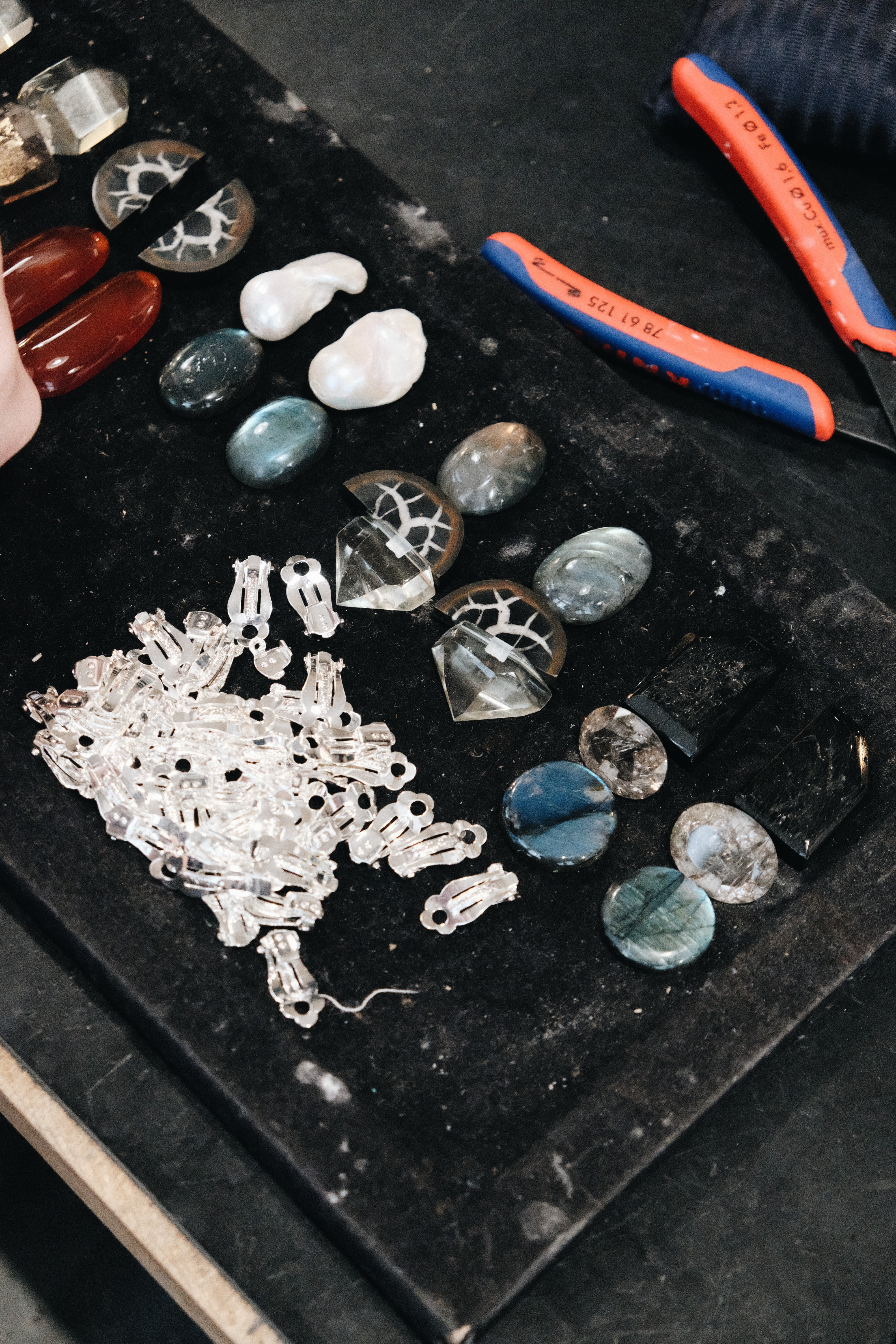 Earrings: baroque pearl, labradorite