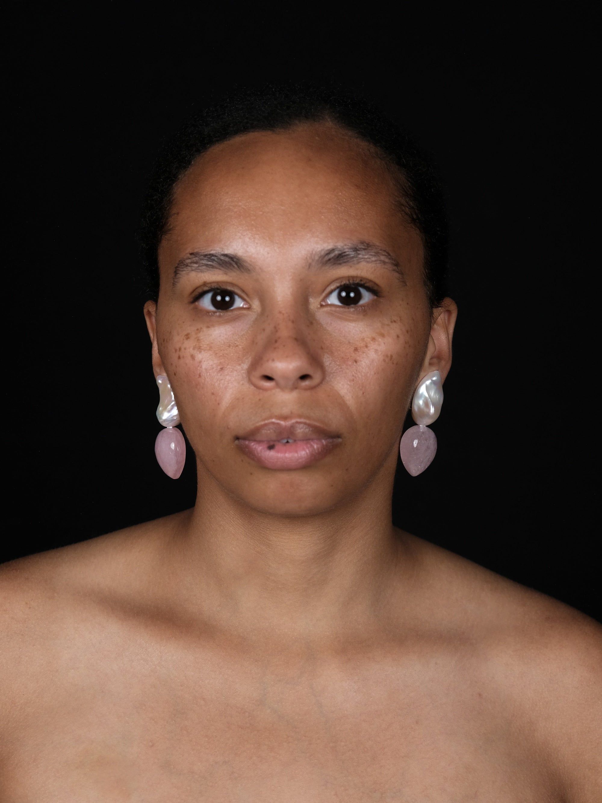 Earrings: baroque pearl, rosequartz