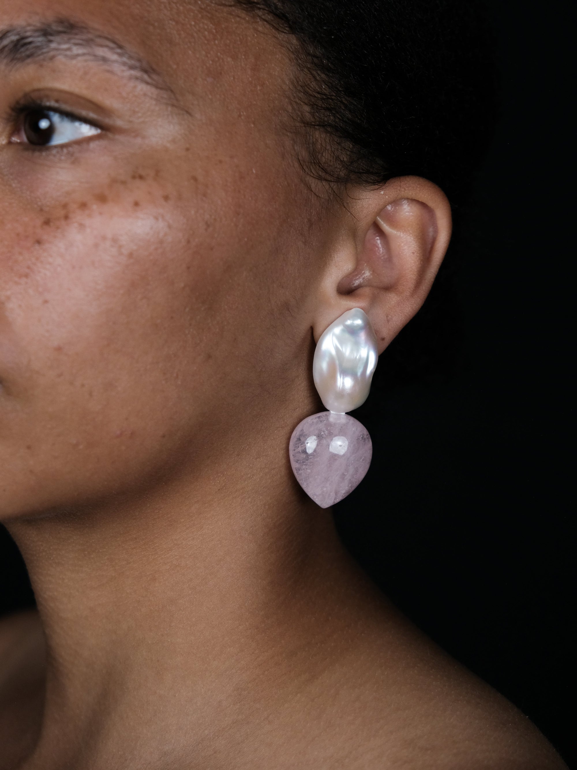 Earrings: baroque pearl, rosequartz