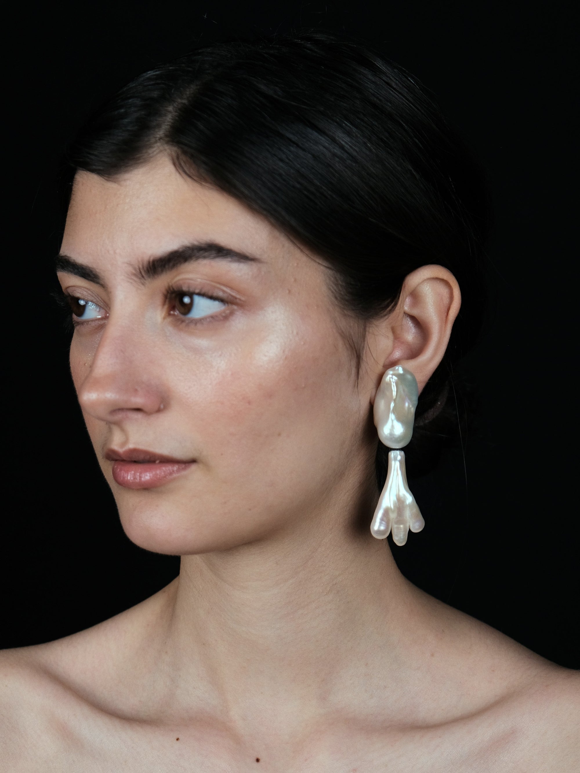 Earrings: baroque pearl