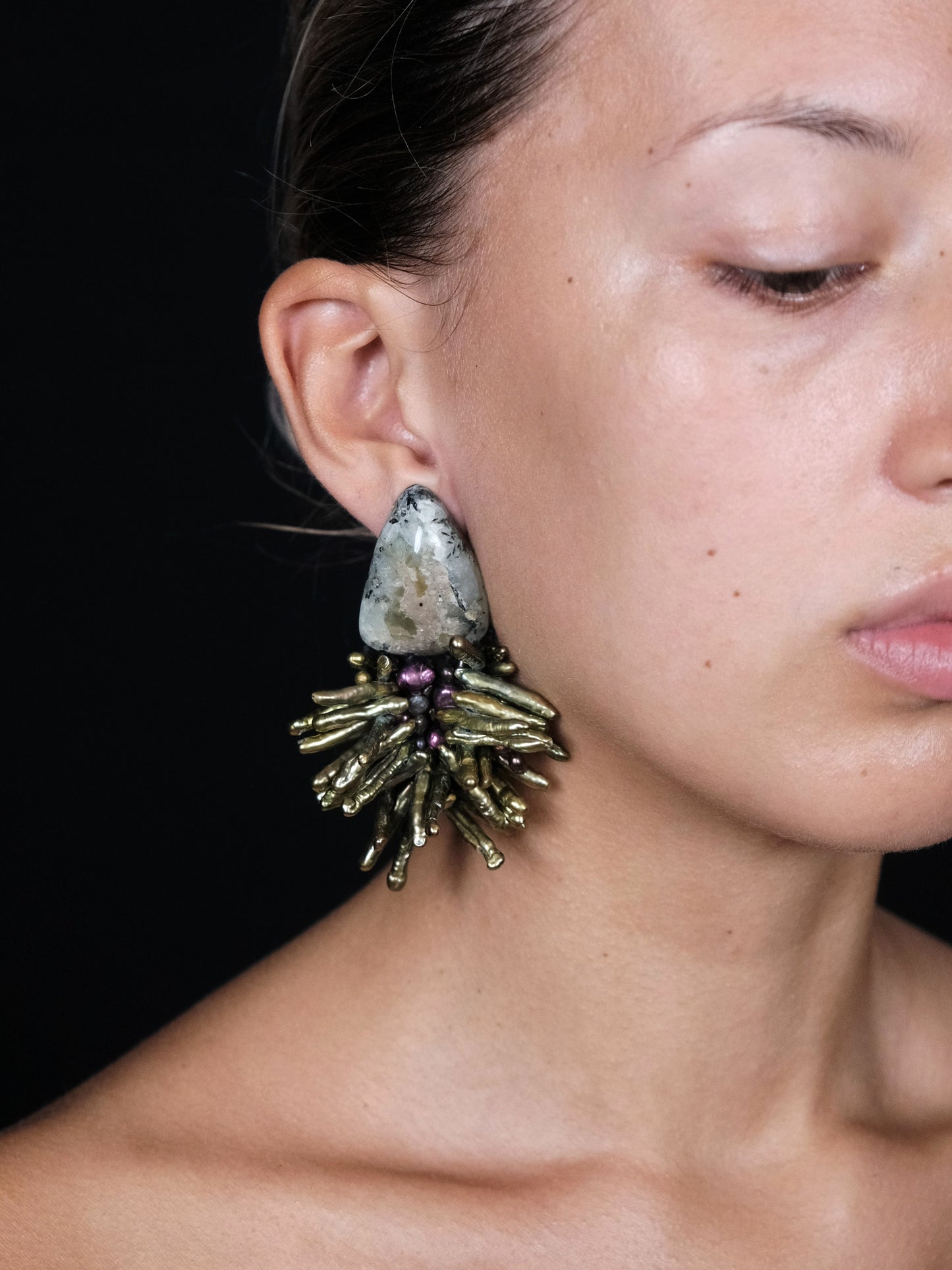Earrings: prehnite, freshwater pearls