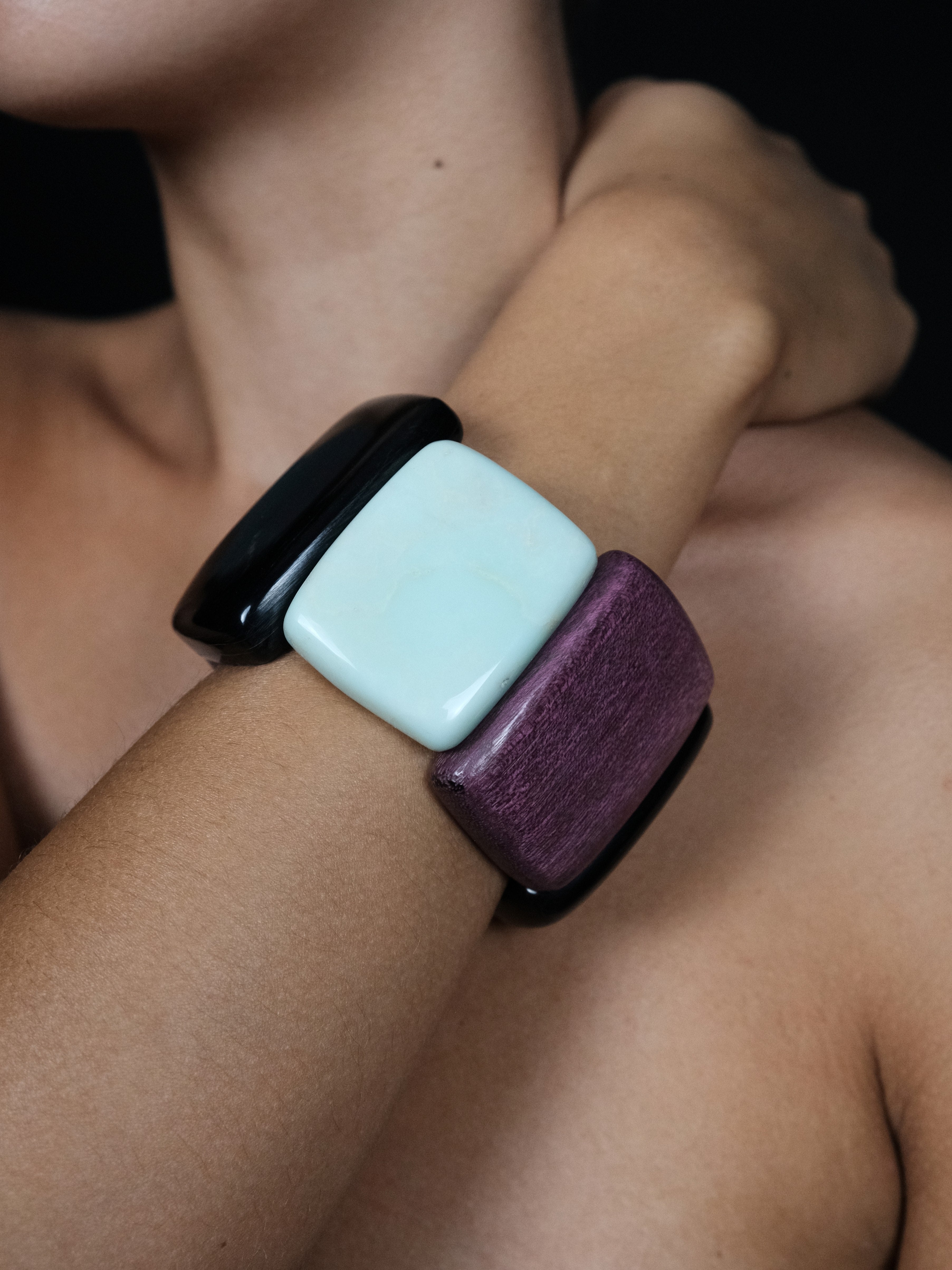 Bracelet: horn, amarant, chrysoprase