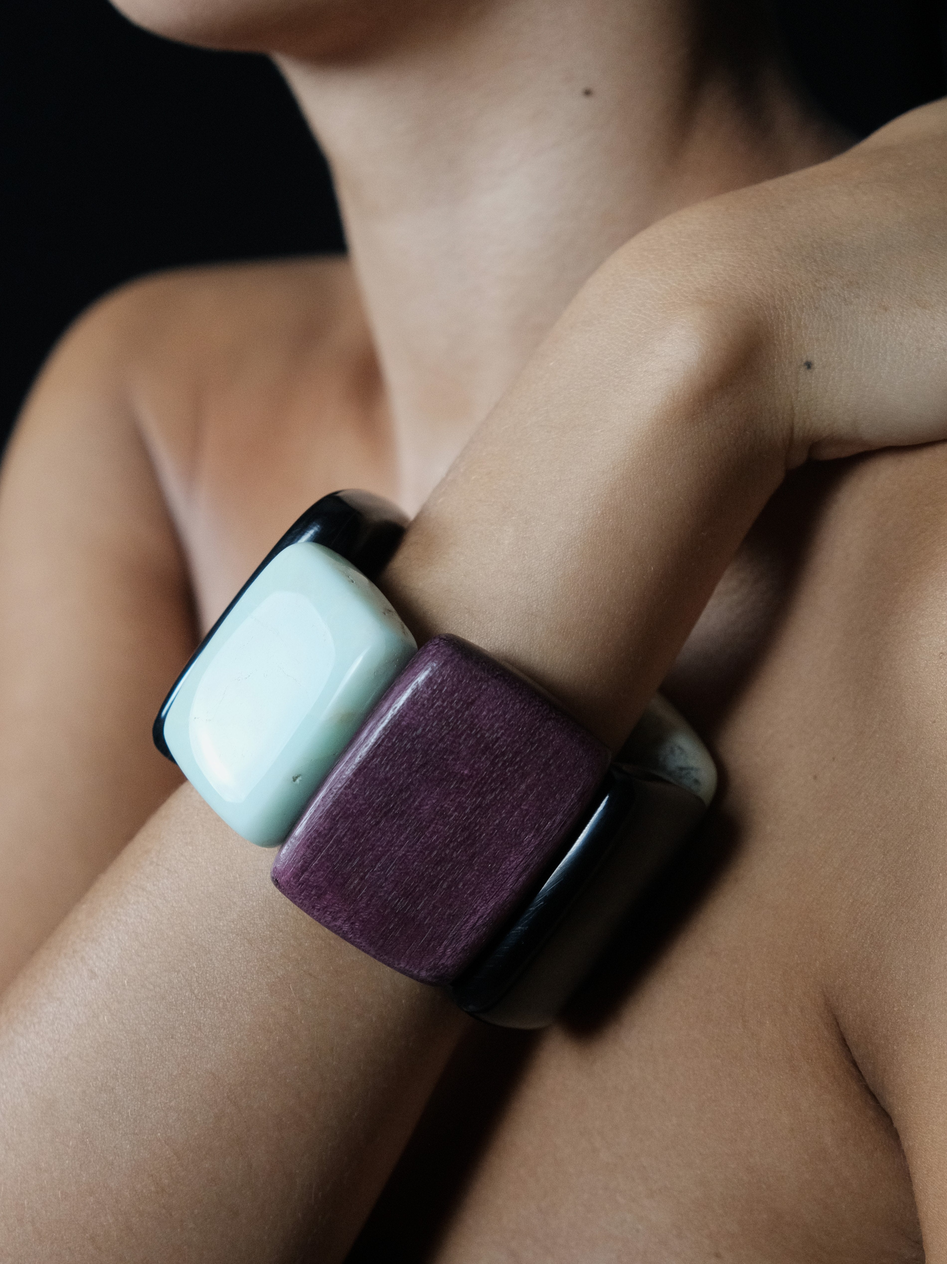 Bracelet: horn, amarant, chrysoprase