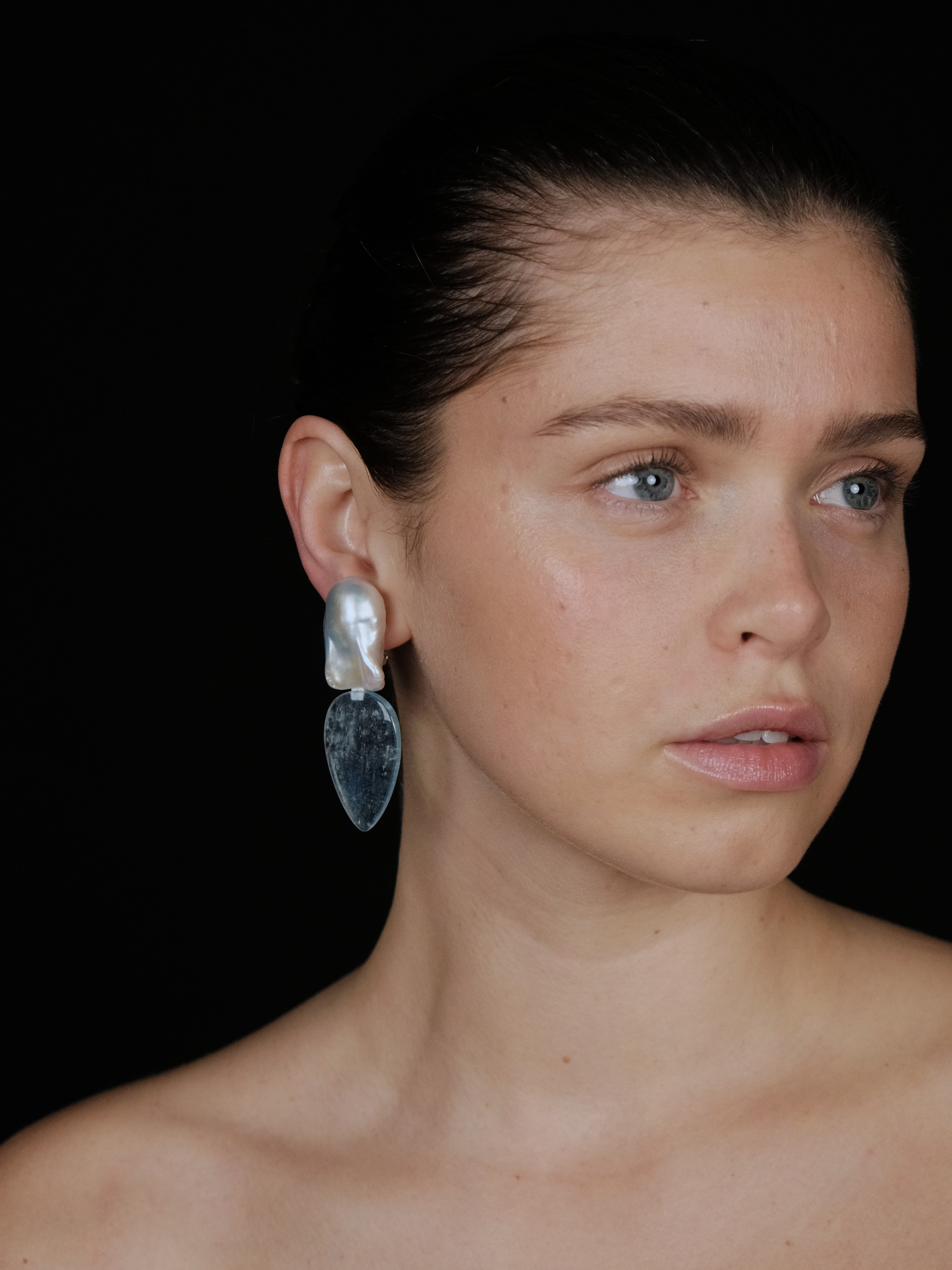 Earrings: baroque pearl, aquamarine