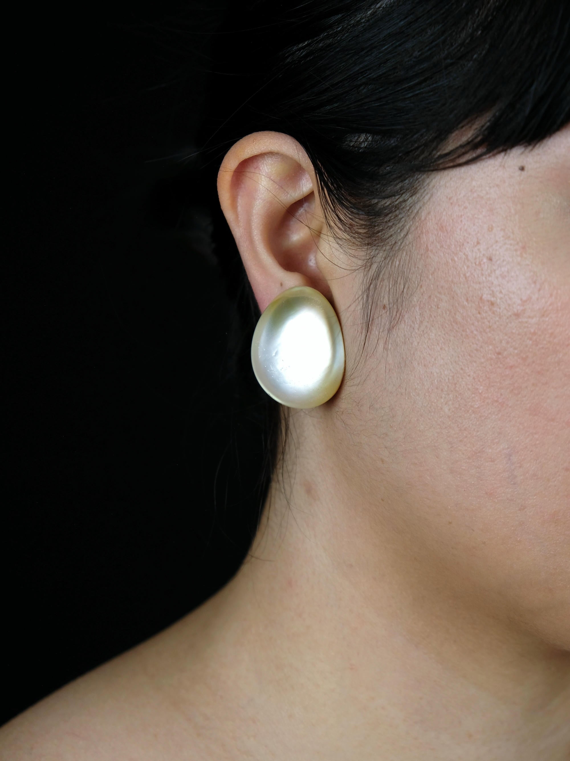 Earrings: mother of pearl, quartz