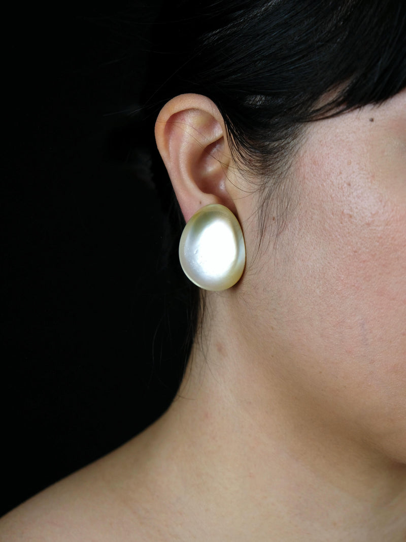Earrings: mother of pearl, quartz
