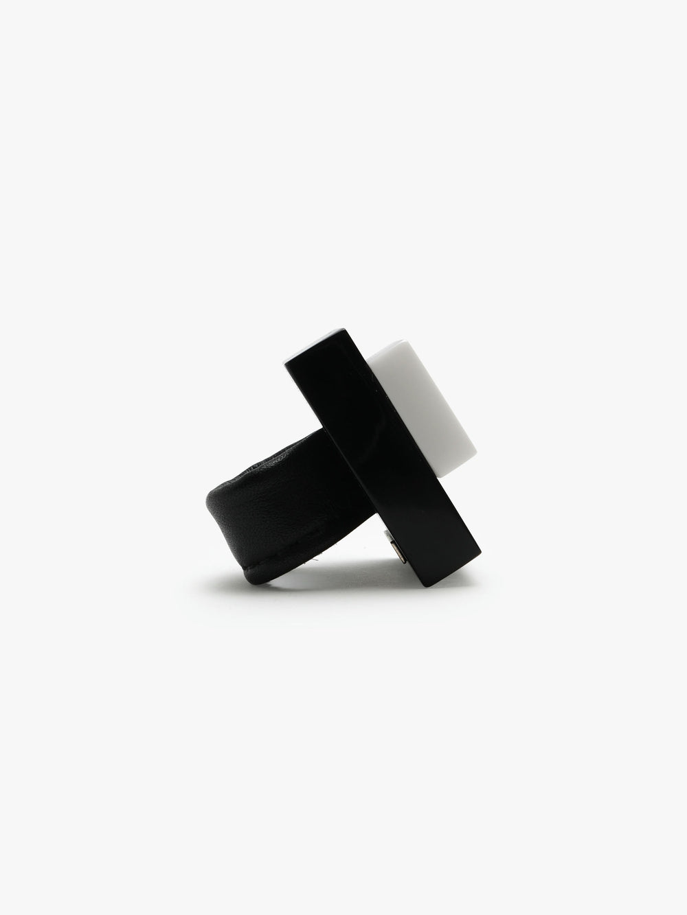Gabi ring: black/white acrylic – Monies