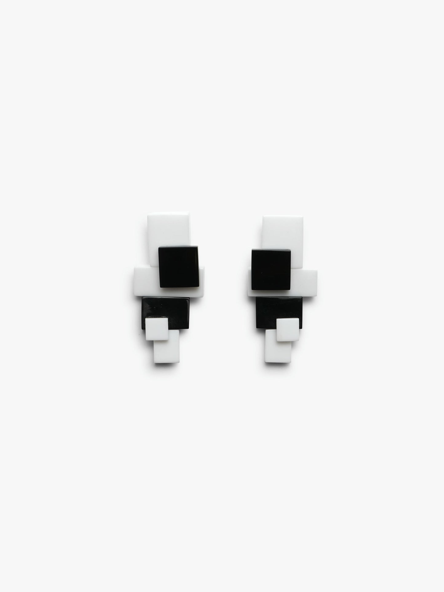 Elio earring: black/white acrylic