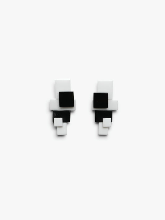 Elio earring: black/white acrylic