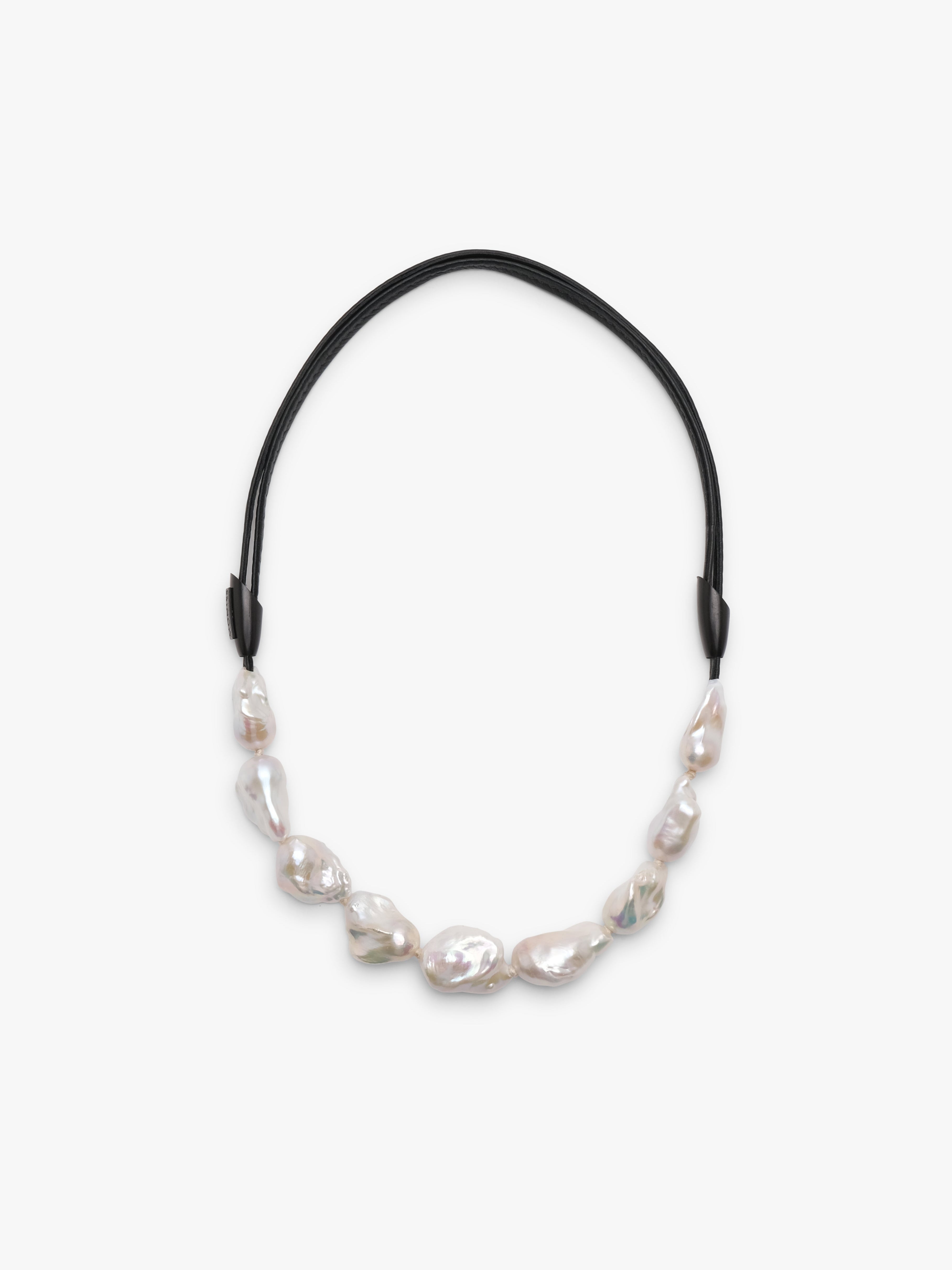 Orée necklace: leather, baroque pearls