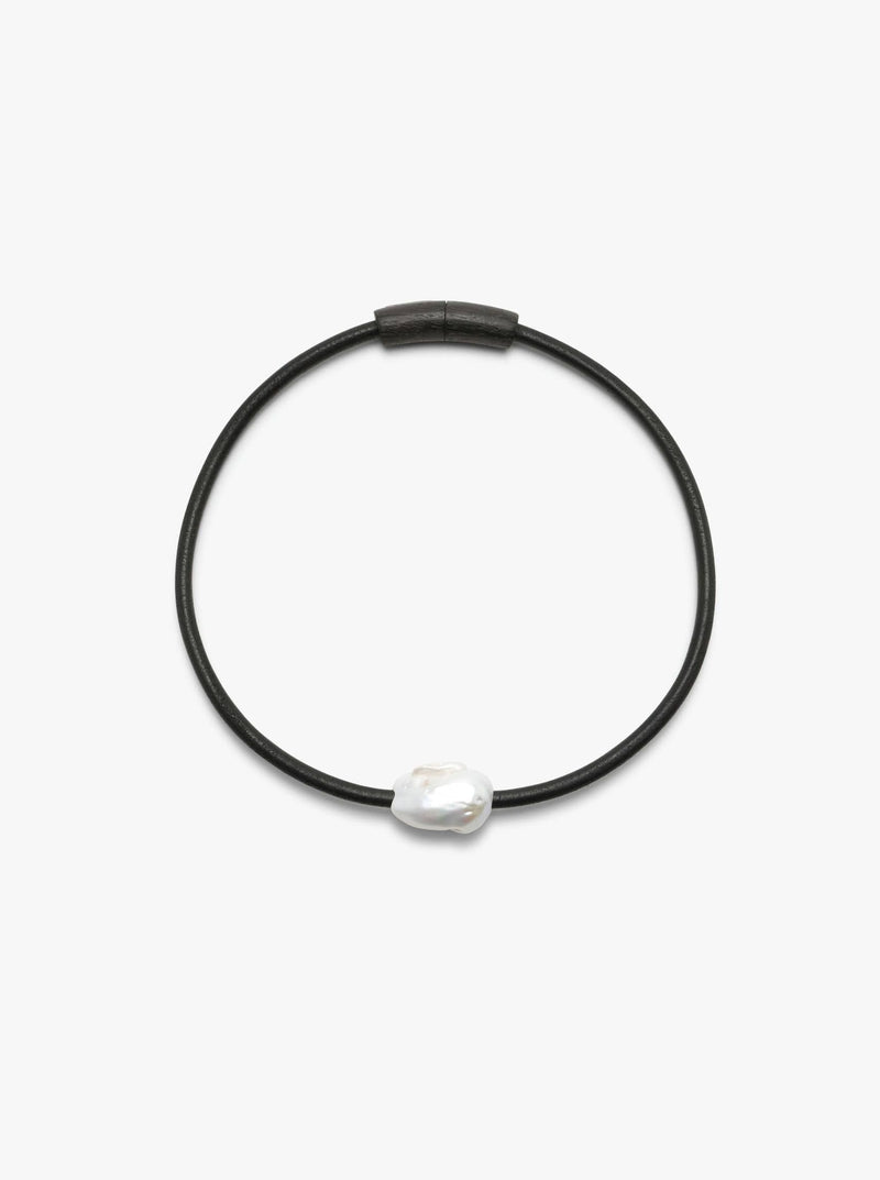 Lyséa necklace: leather, baroque pearl