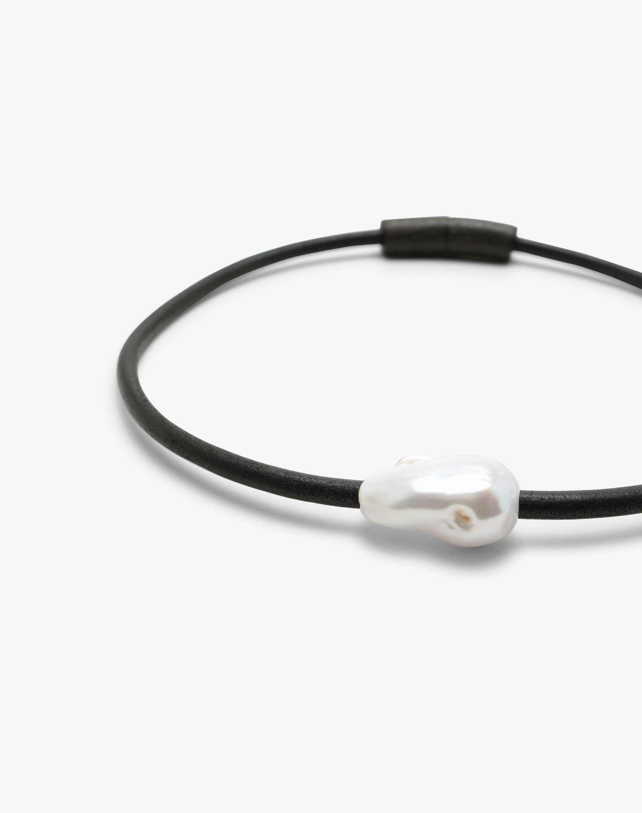 Lyséa necklace: leather, baroque pearl