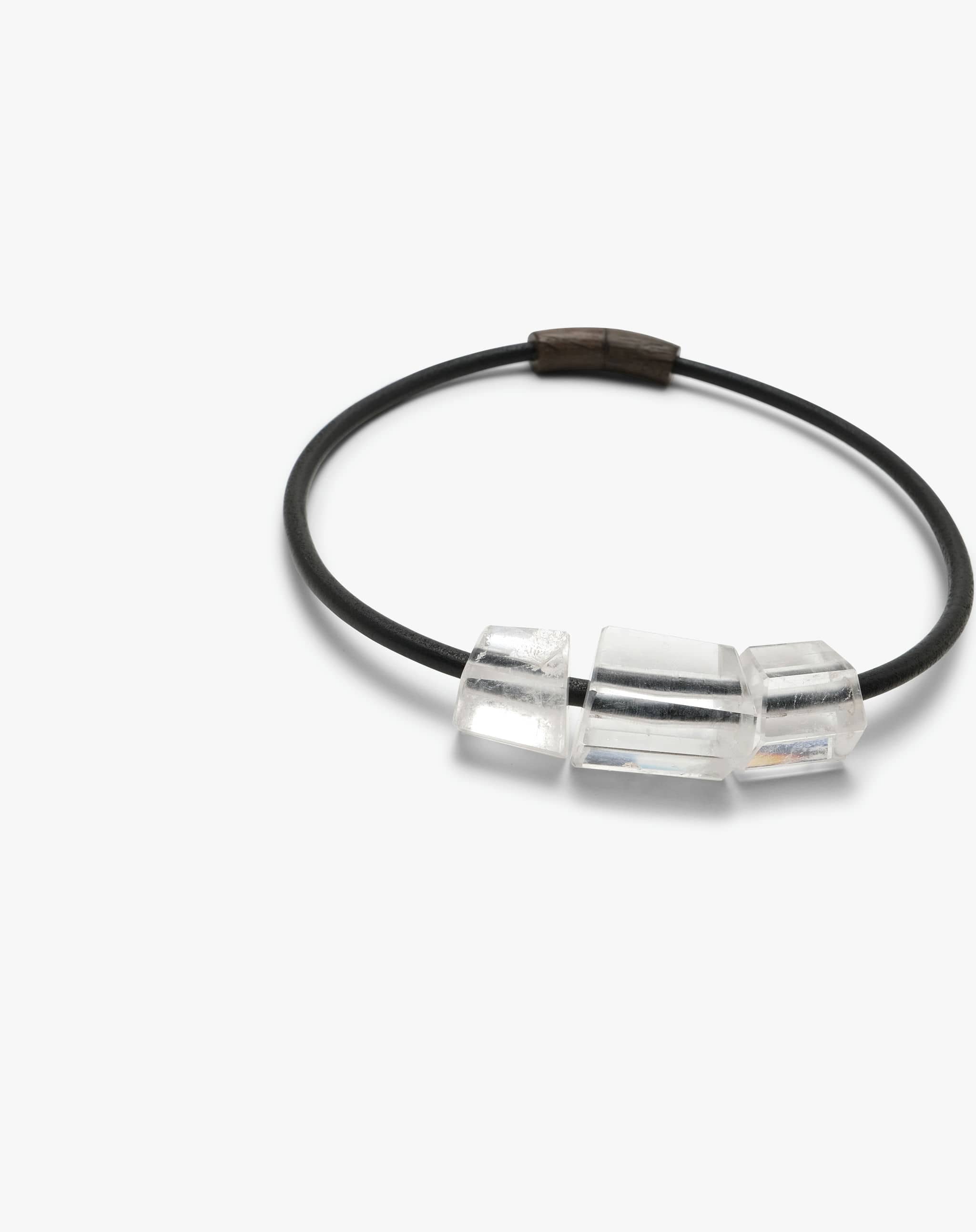 Élume necklace: leather, mountain crystal