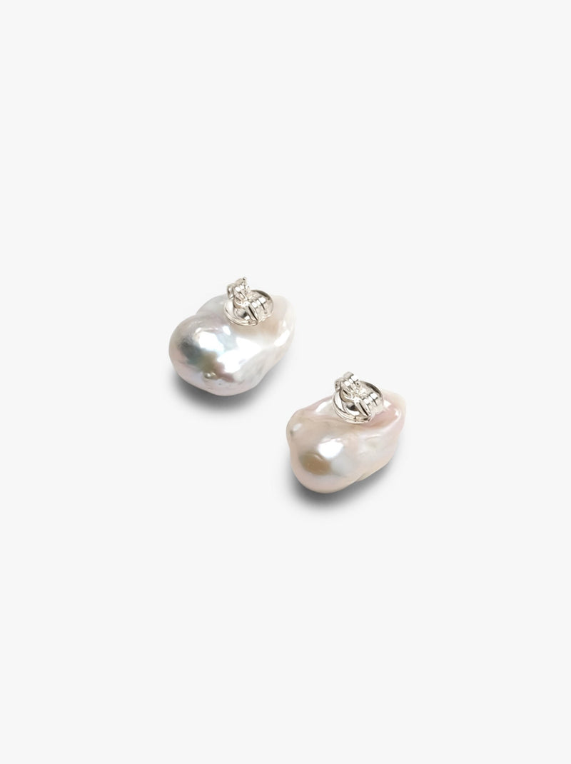 Cadre stud earrings: baroque pearl
