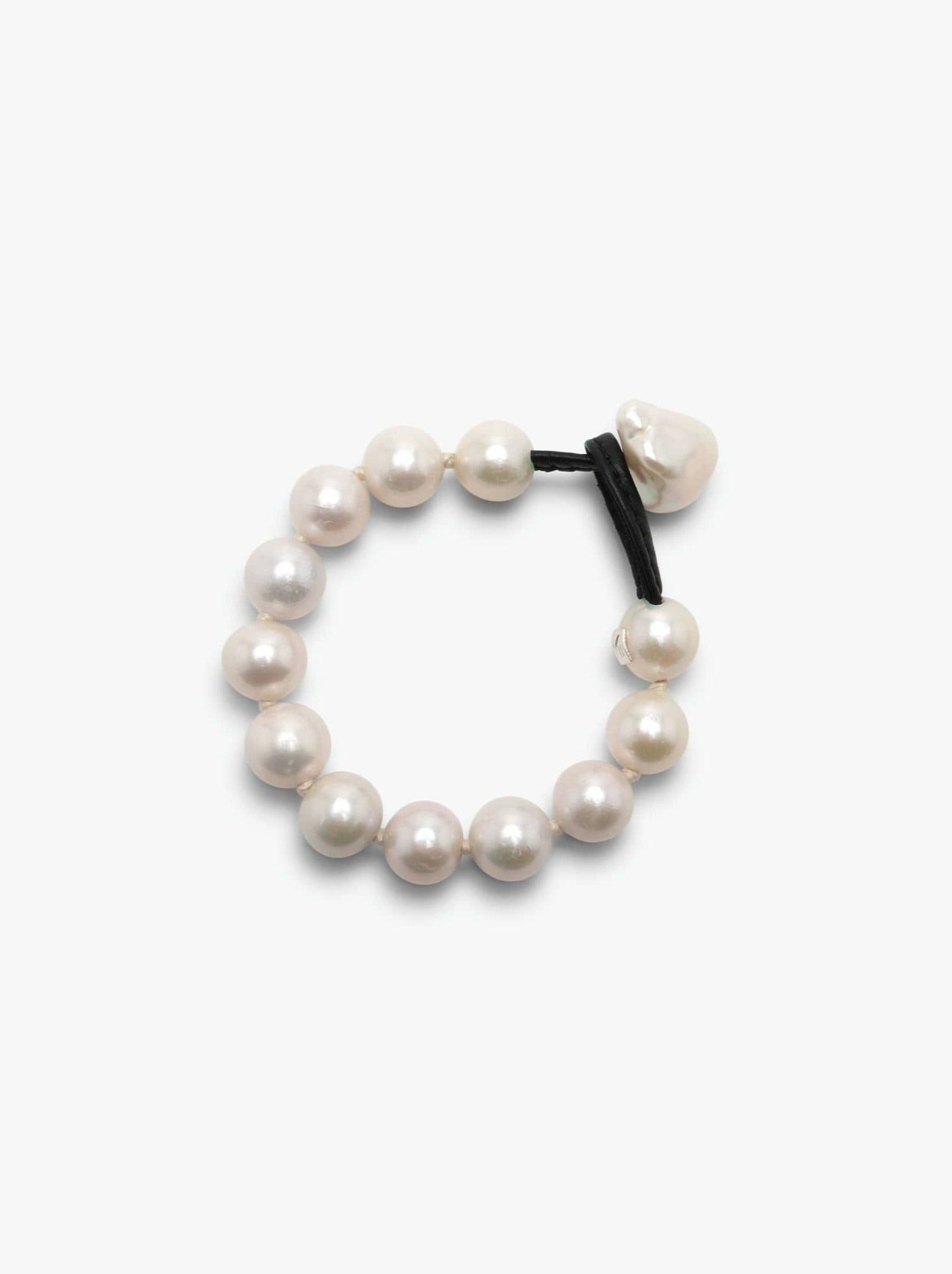 Aube bracelet: freshwater pearls