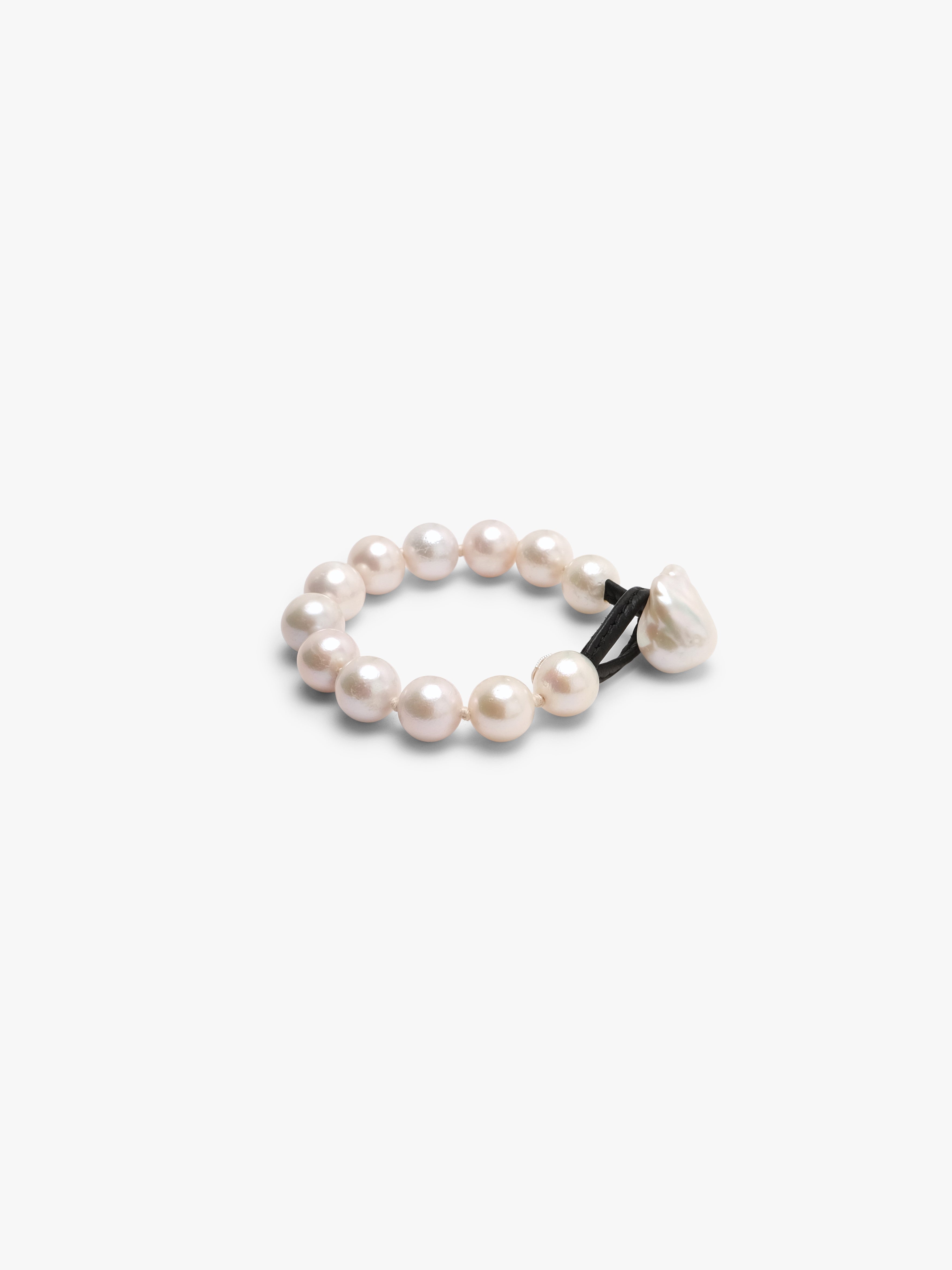 Aube bracelet: freshwater pearls