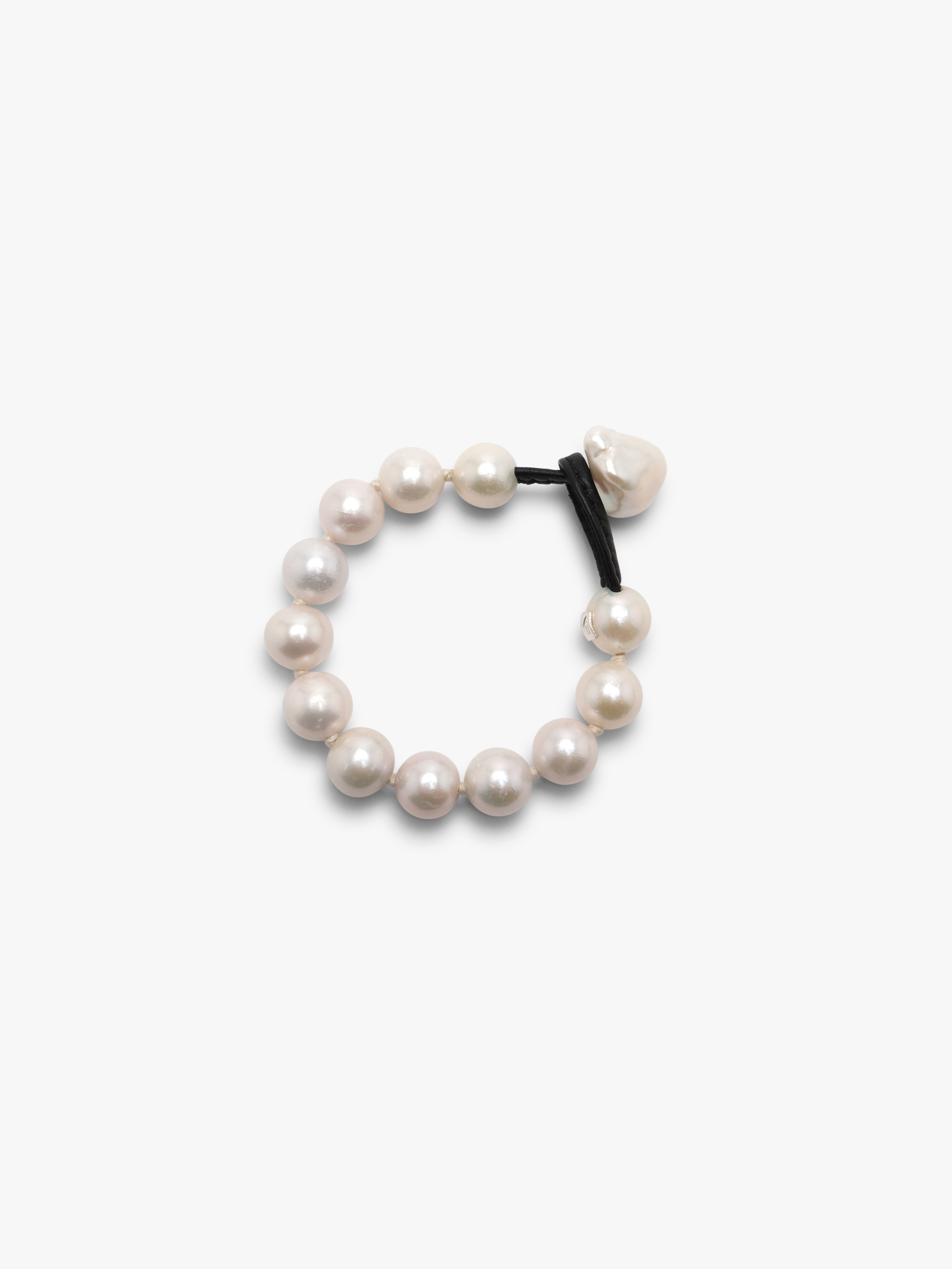 Aube bracelet: freshwater pearls