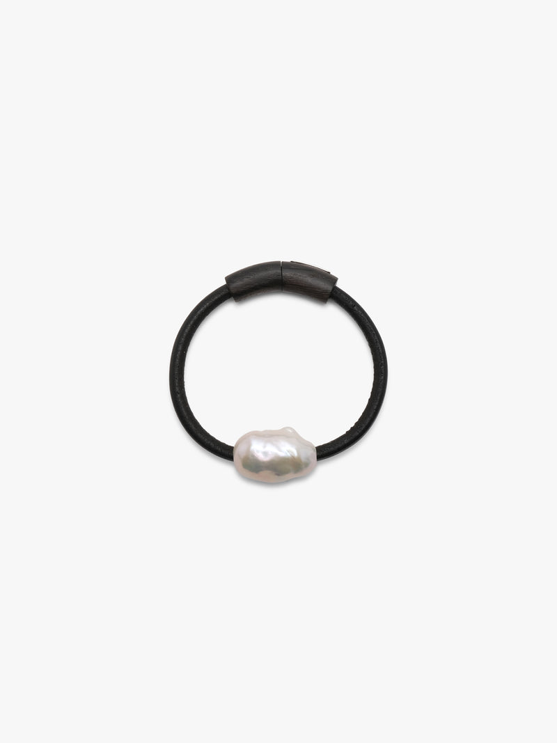 Grève bracelet: baroque pearl, bog oak lock
