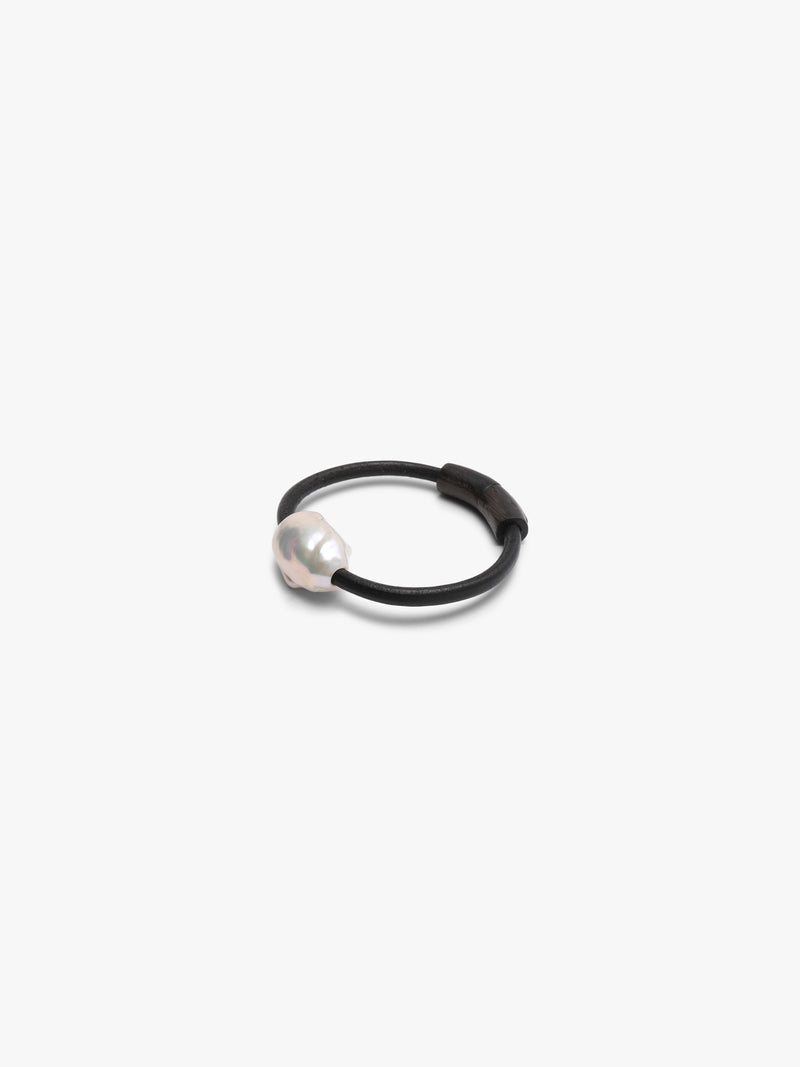 Grève bracelet: baroque pearl, bog oak lock