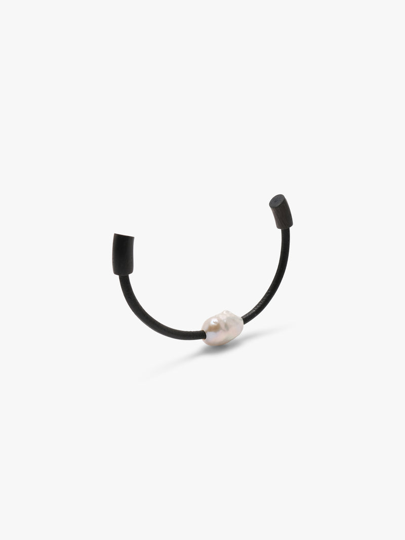 Grève bracelet: baroque pearl, bog oak lock