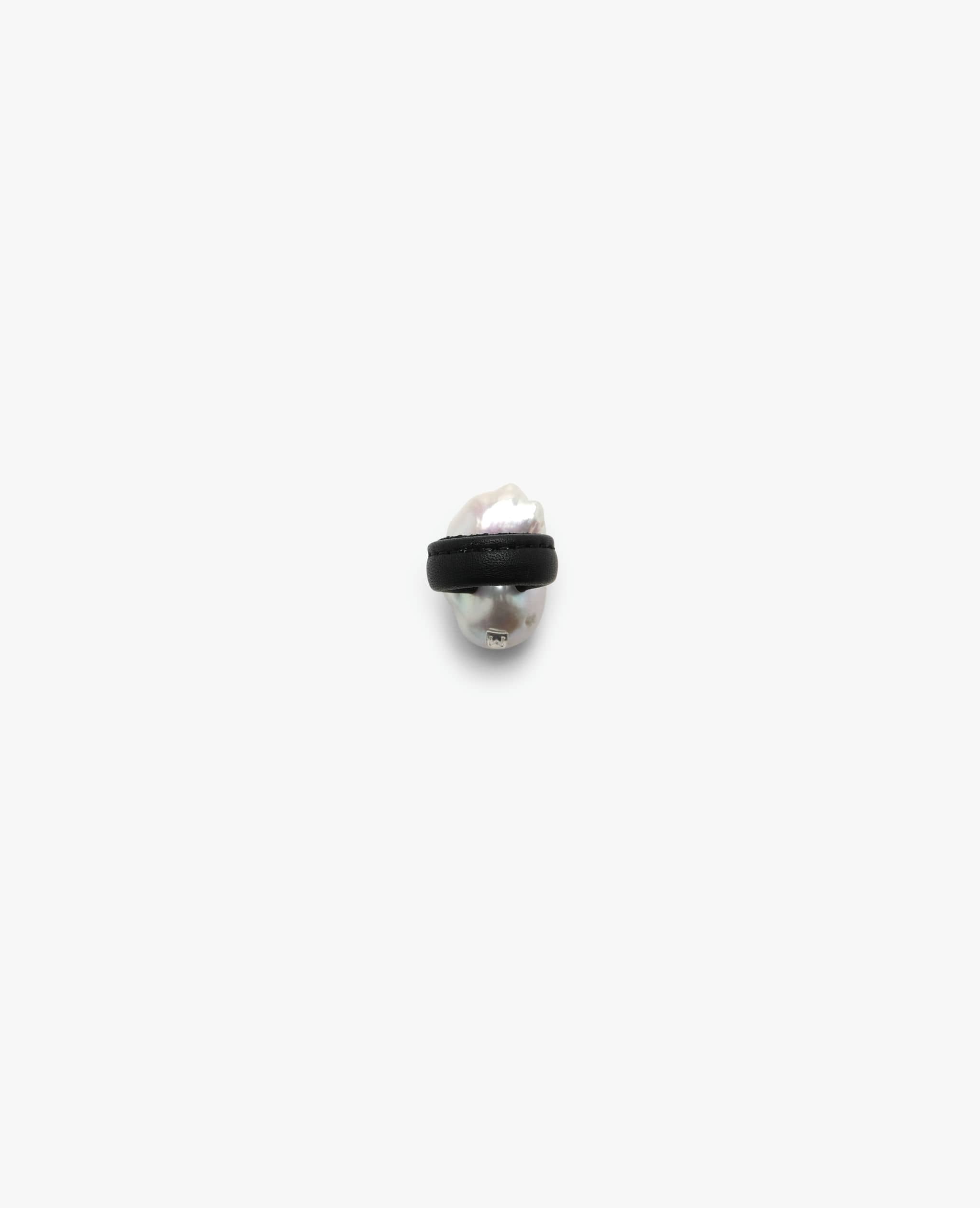 Lune ring: baroque pearl, leather