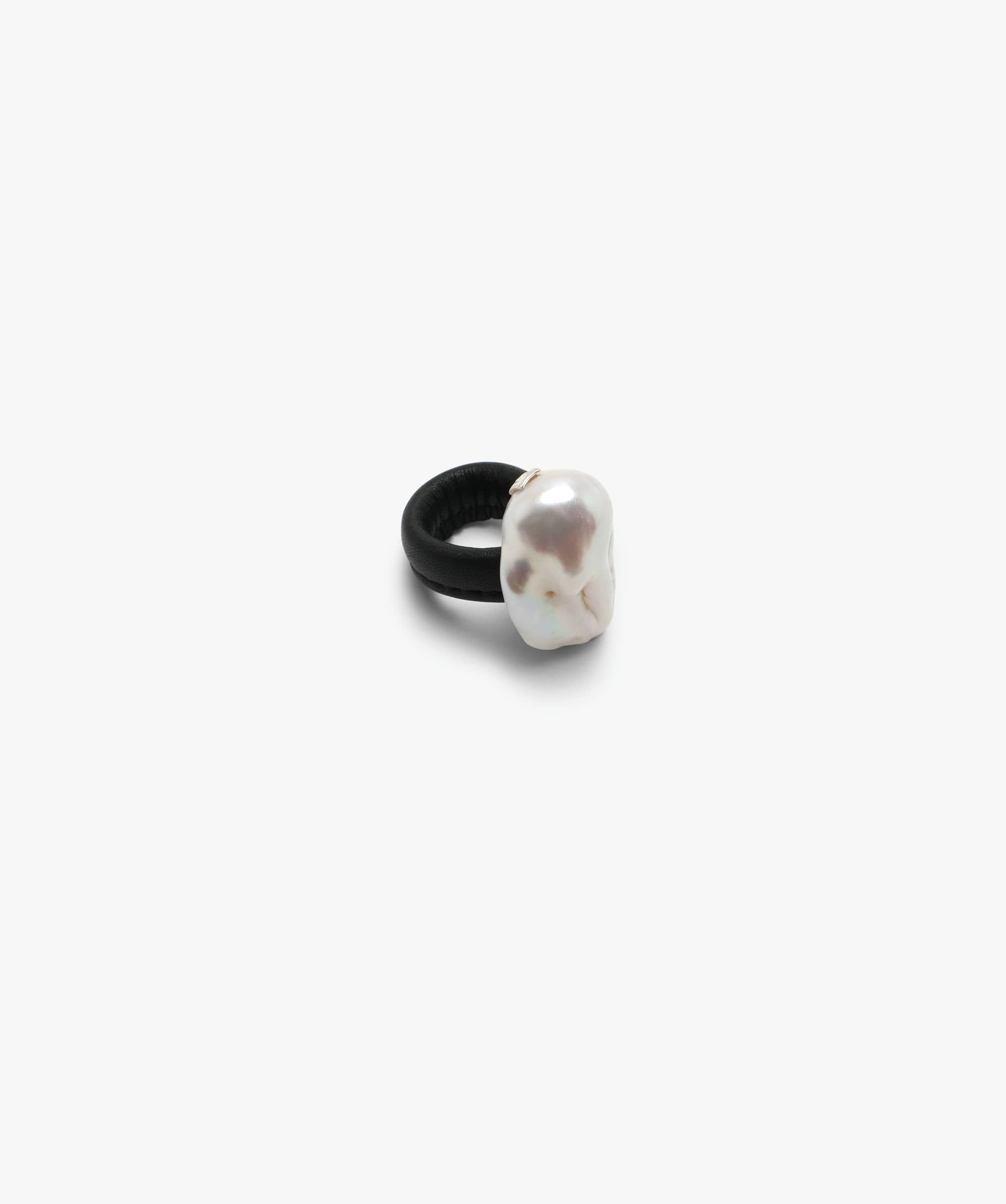 Lune ring: baroque pearl, leather