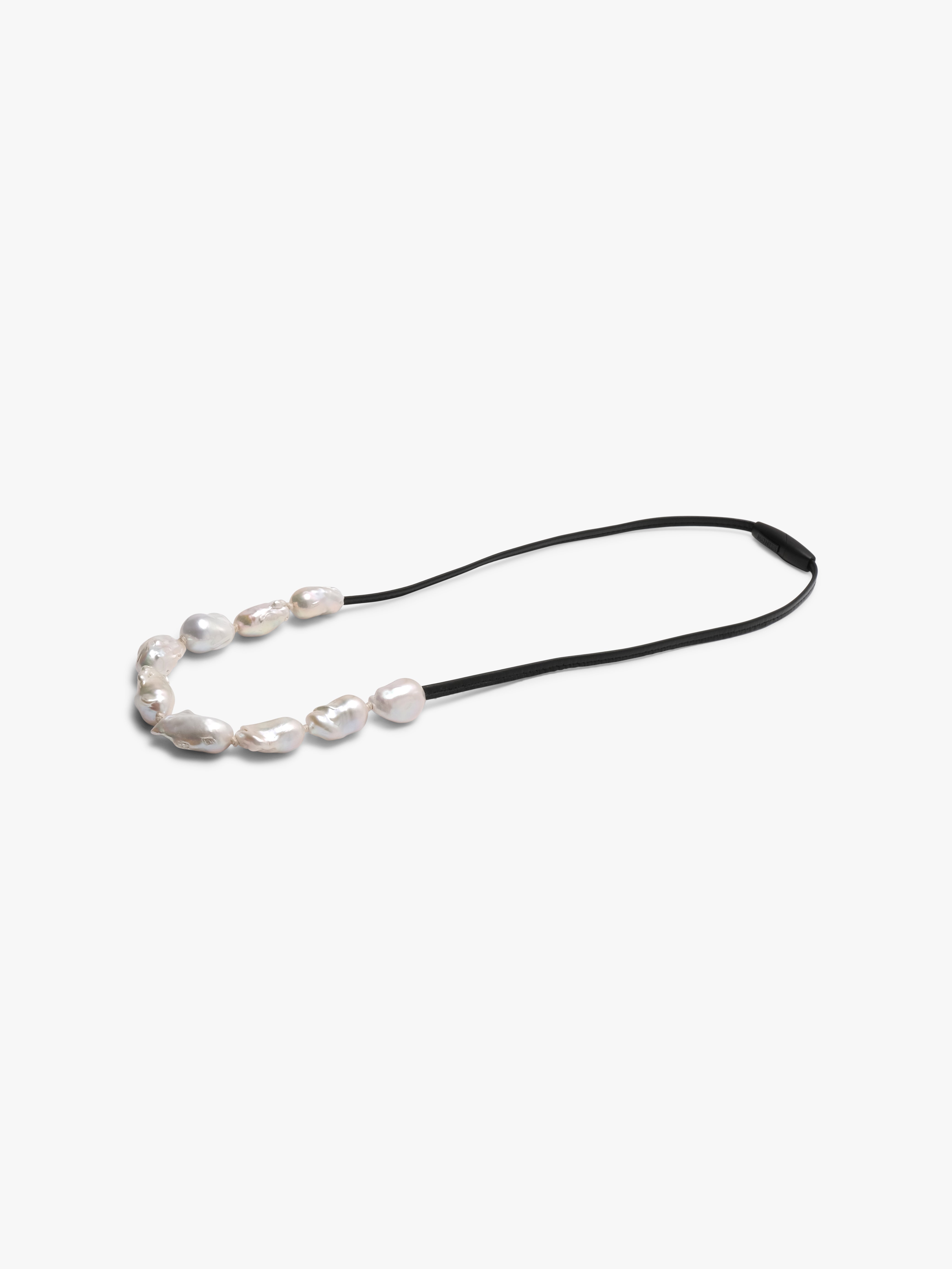 Orée necklace: leather, baroque pearls