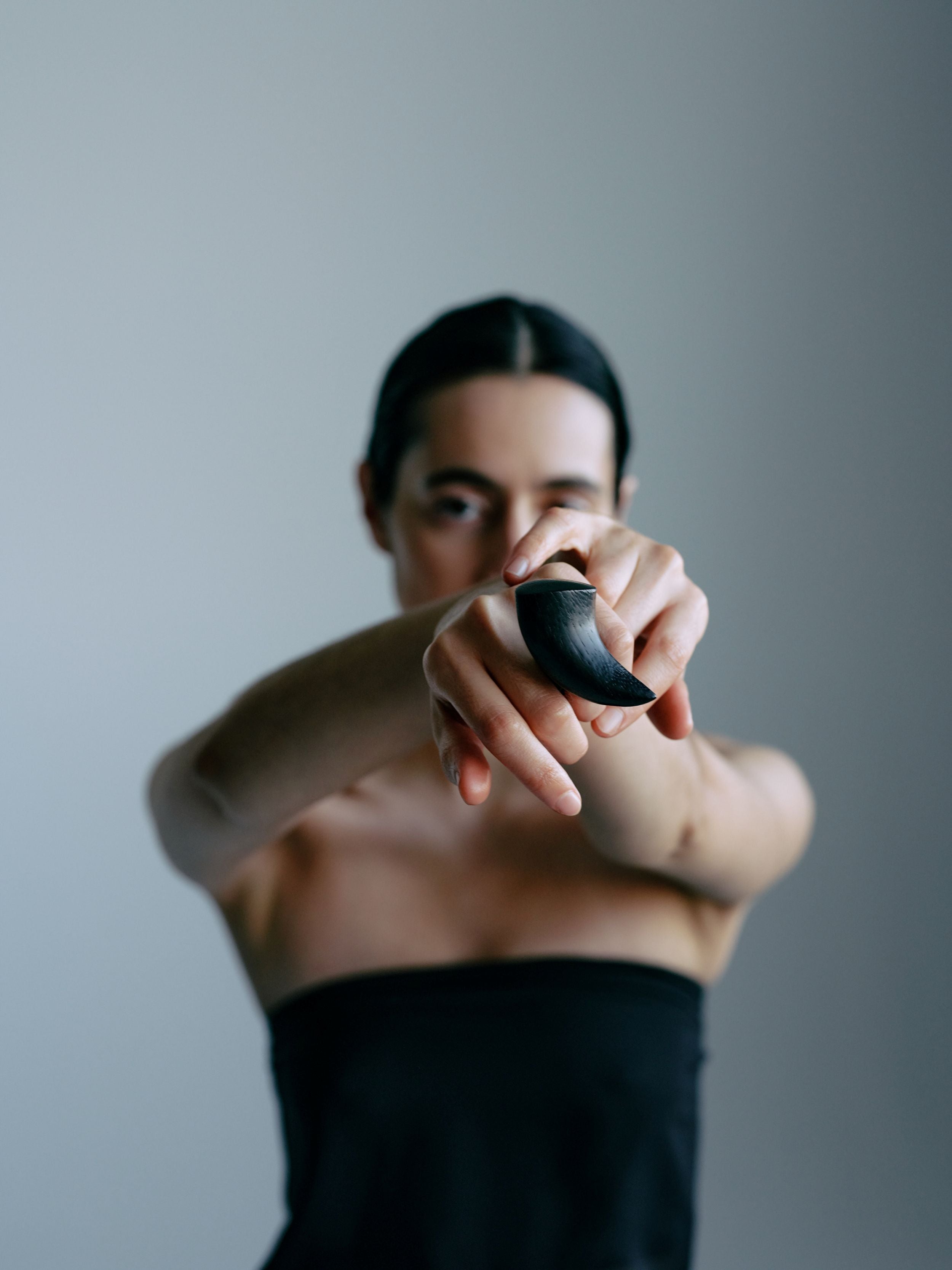 Aru ring: black acacia, leather