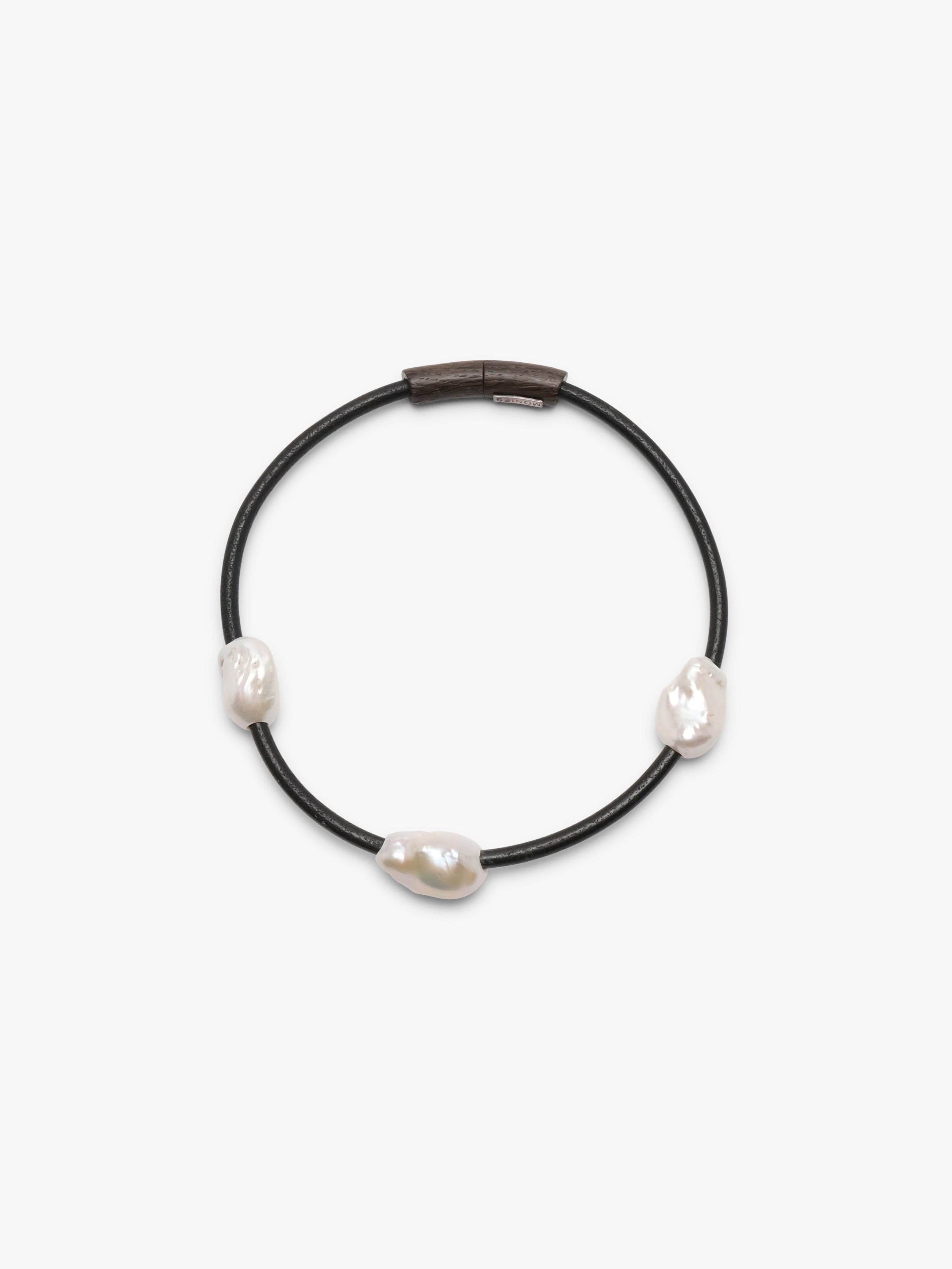 Mint necklace: baroque pearls, leather