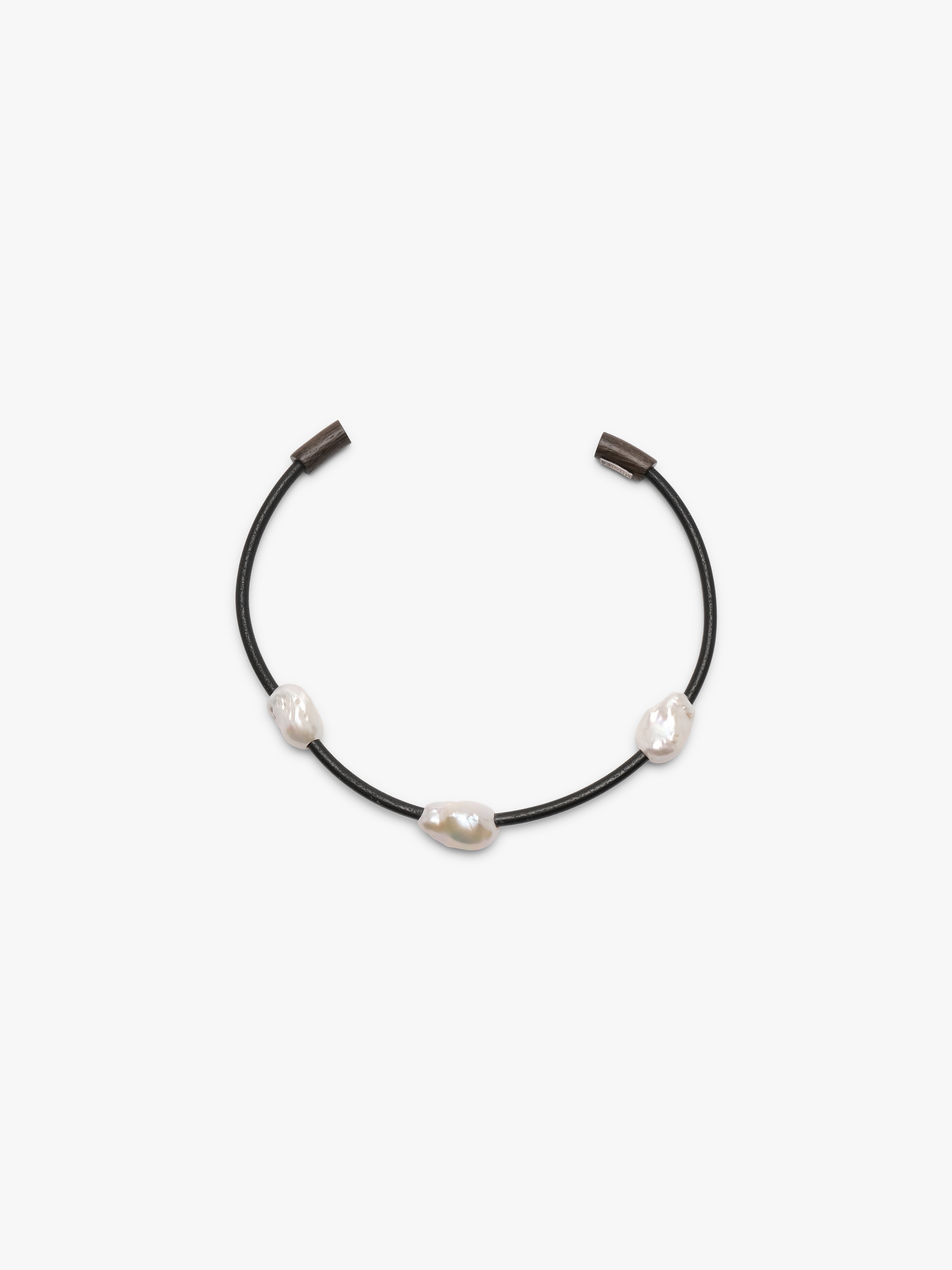 Mint necklace: baroque pearls, leather