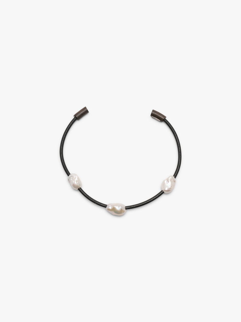 Mint necklace: baroque pearls, leather