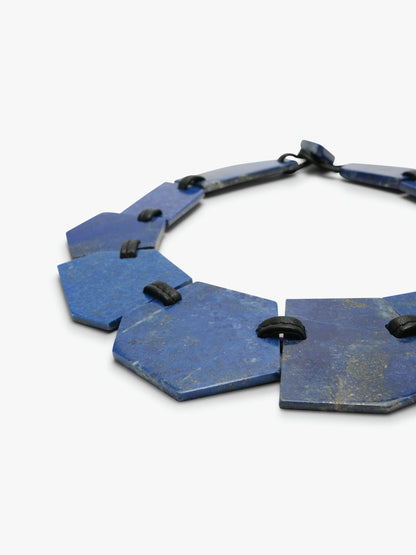 Halskæde: lapis lazuli, læder