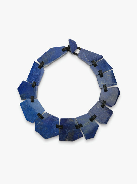 Halskæde: lapis lazuli, læder