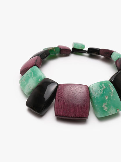Necklace: horn, amarant, chrysoprase