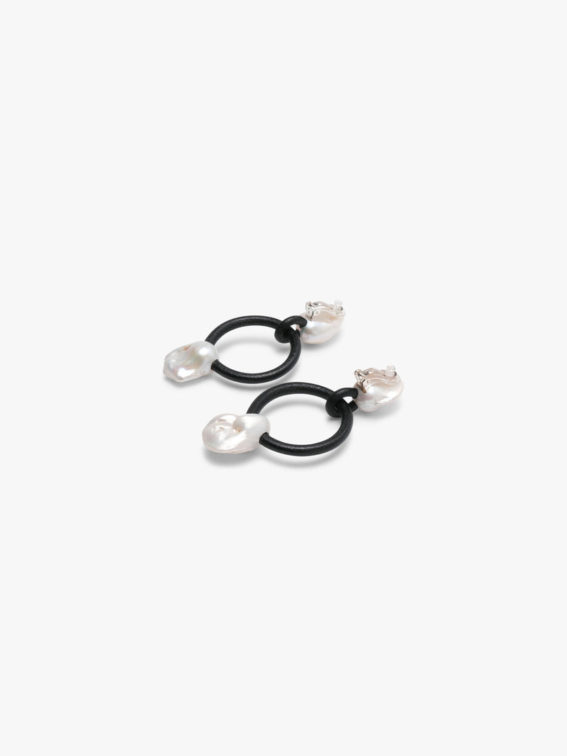 Roche earrings: baroque pearls, leather hoop