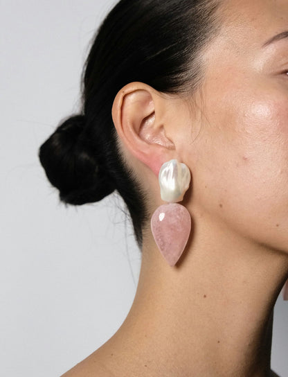 Stud earrings in pearl and rose quartz