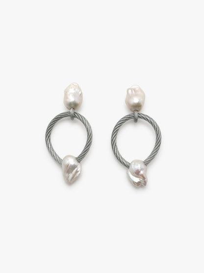 Earring: baroque pearl, steel wire