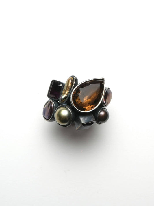 Ring: oxideret sølv, perler, sten