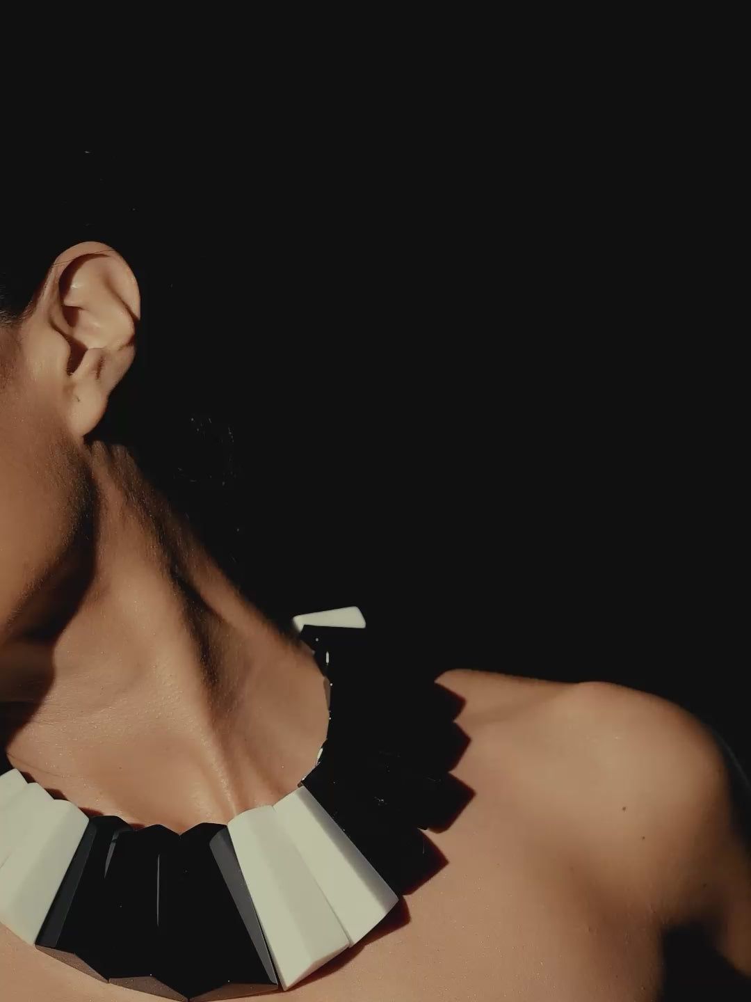 Sirocco necklace: black/white greencast