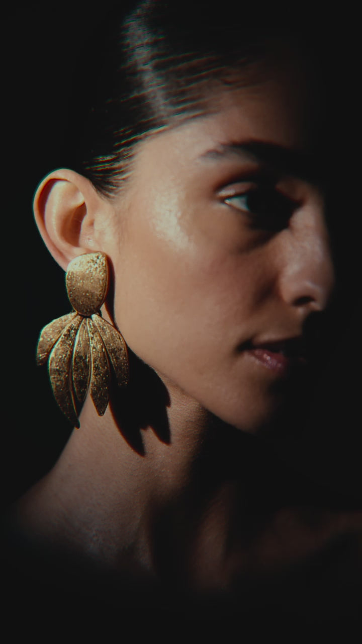 Tia earring: goldfoil