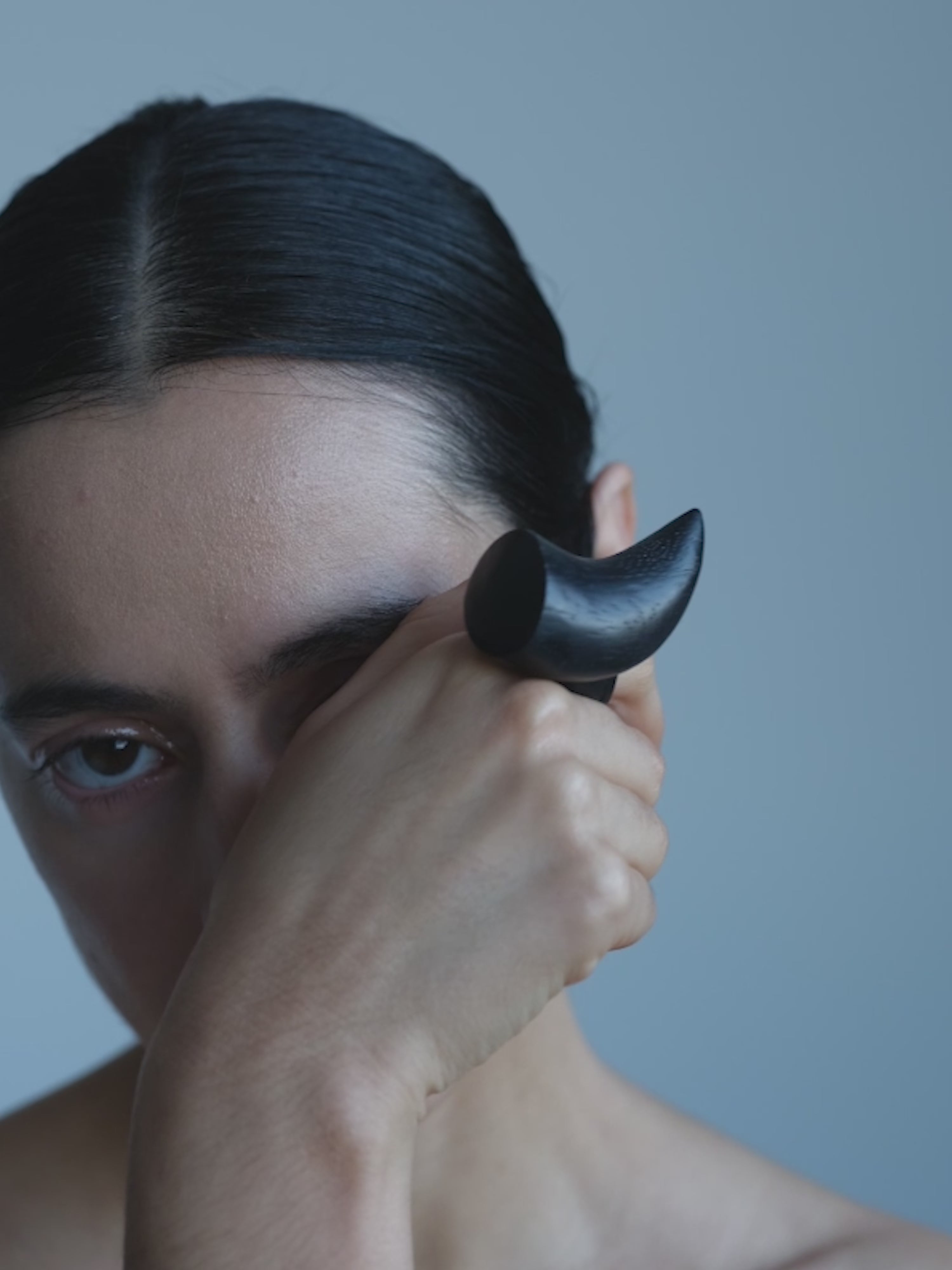 Aru ring: black acacia, leather