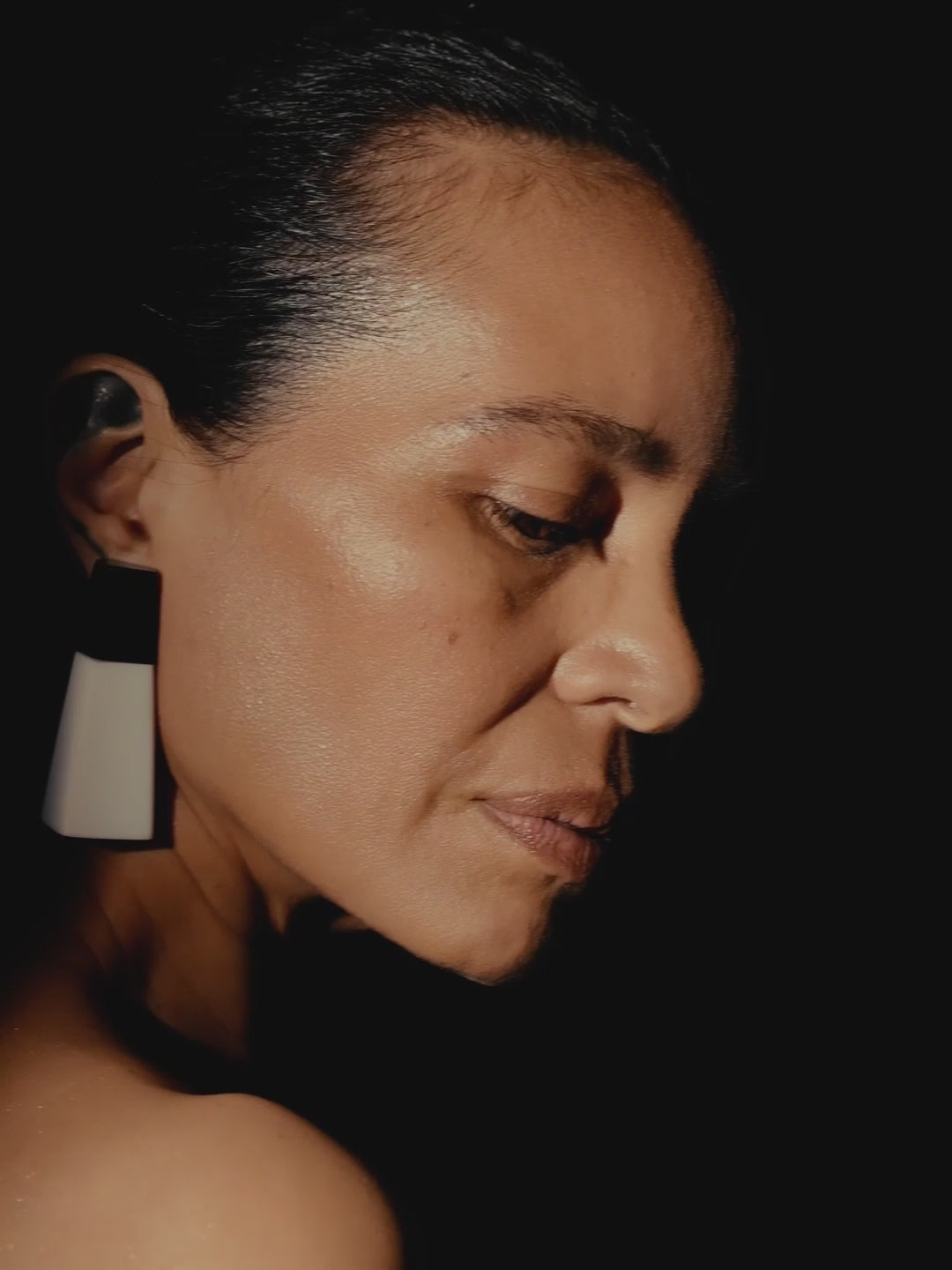 Sundra earrings: black/white greencast