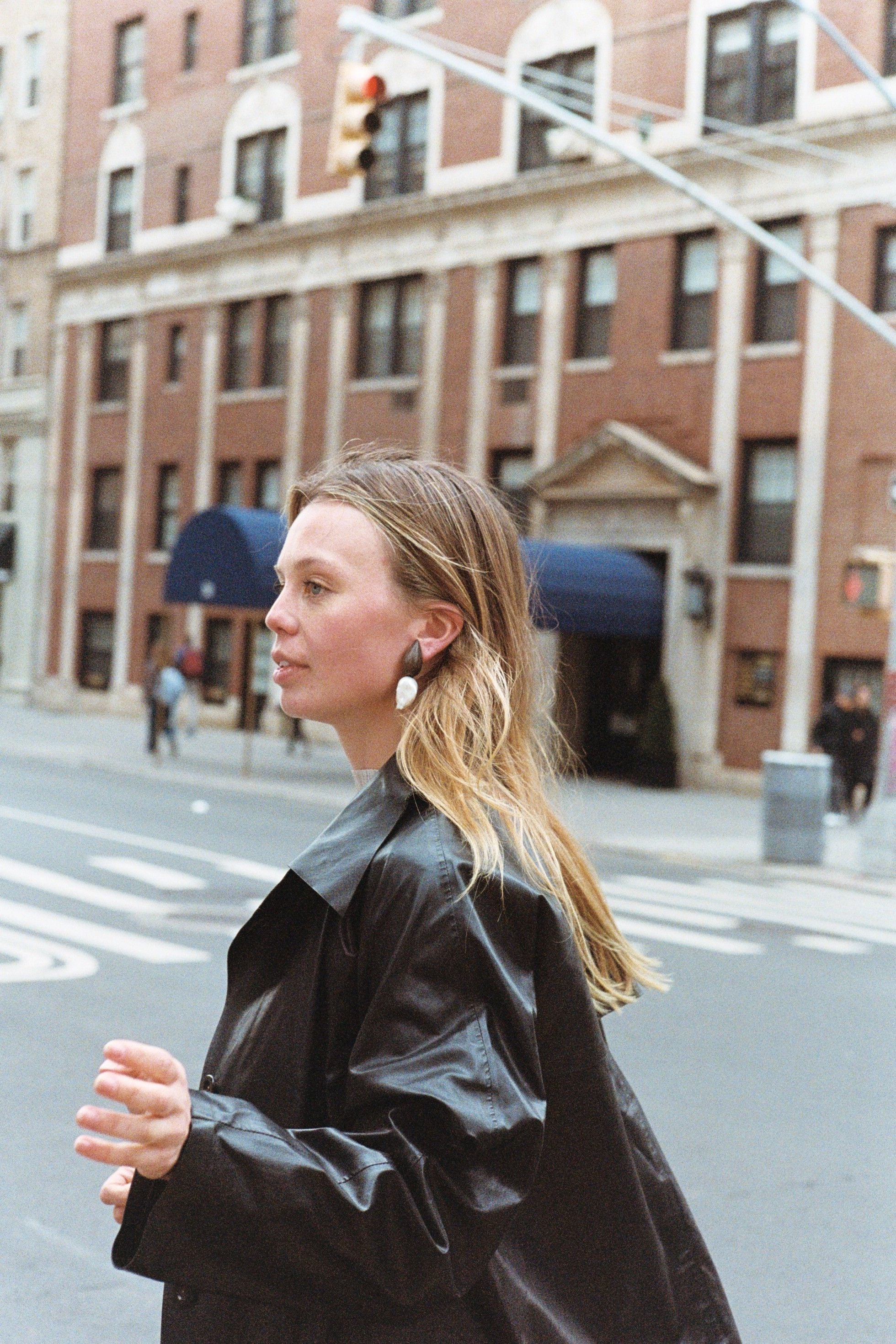 Orage earrings: baroque pearl, bog oak