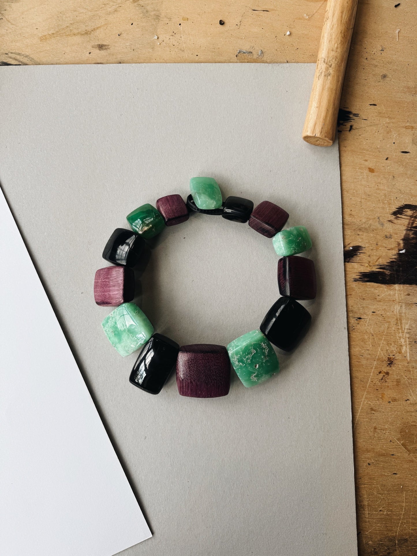 Necklace: horn, amarant, chrysoprase