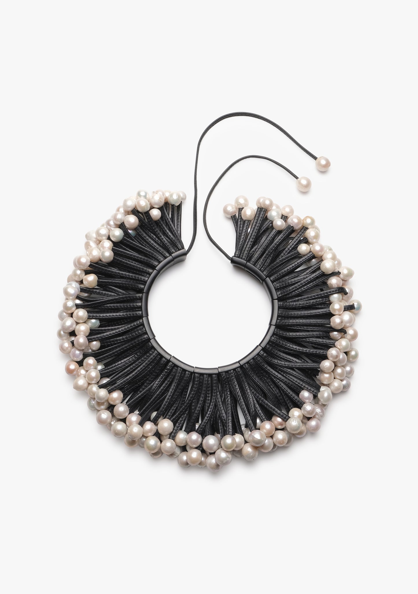 Halskæde: udstillingsstykke af perler, læder, ibenholt