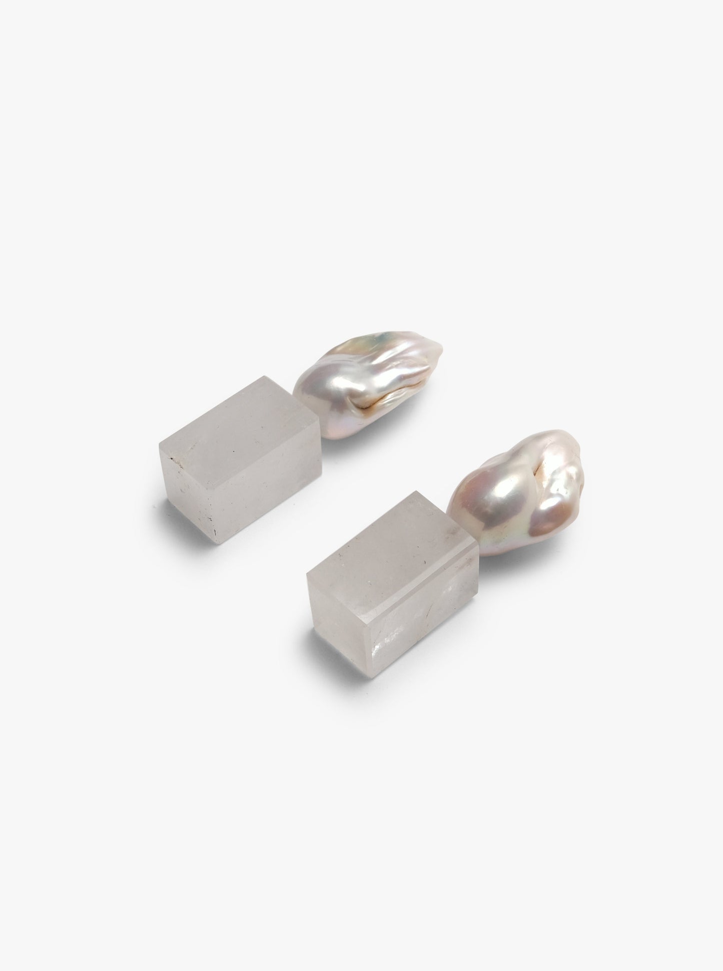 Stud earrings: mountain crystal, baroque pearl