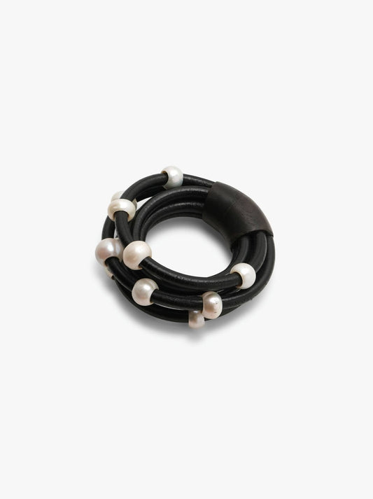 Bracelet: leather, freshwater pearls, oak